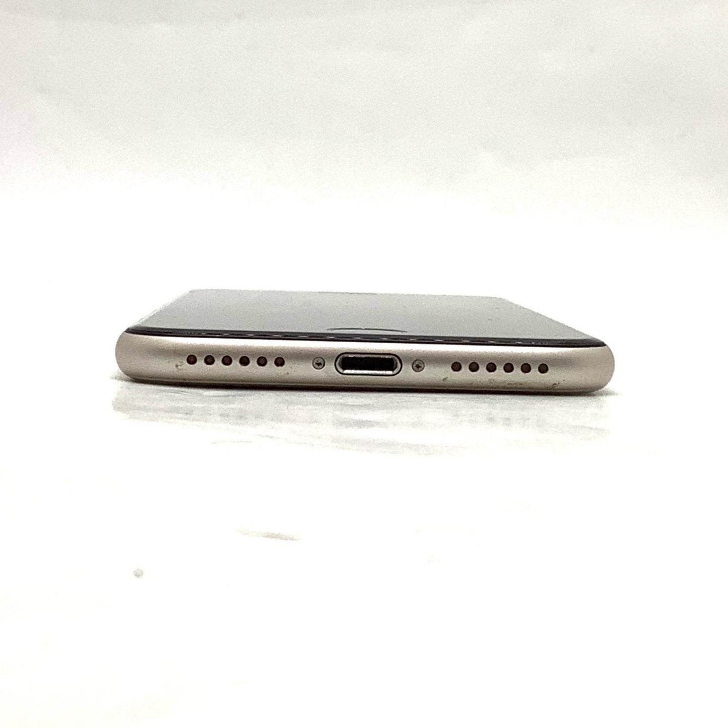 【全額返金保証】【最速発送】Apple iPhone iPhone SE（第3世代） 128GB スターライト au 白ロム 動作確認済 84%