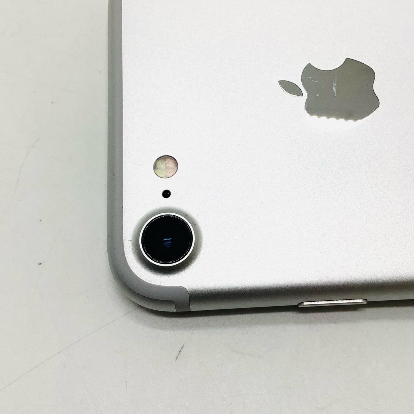 【全額返金保証】【最速発送】Apple iPhone iPhone 7 128GB シルバー au 白ロム 動作確認済 60%