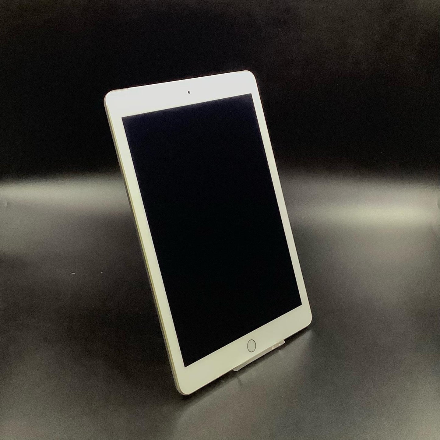 【全額返金保証】【最速発送】Apple iPad iPad 9.7インチ 第5世代 128GB シルバー WiFi+Cellular docomo 白ロム 動作確認済