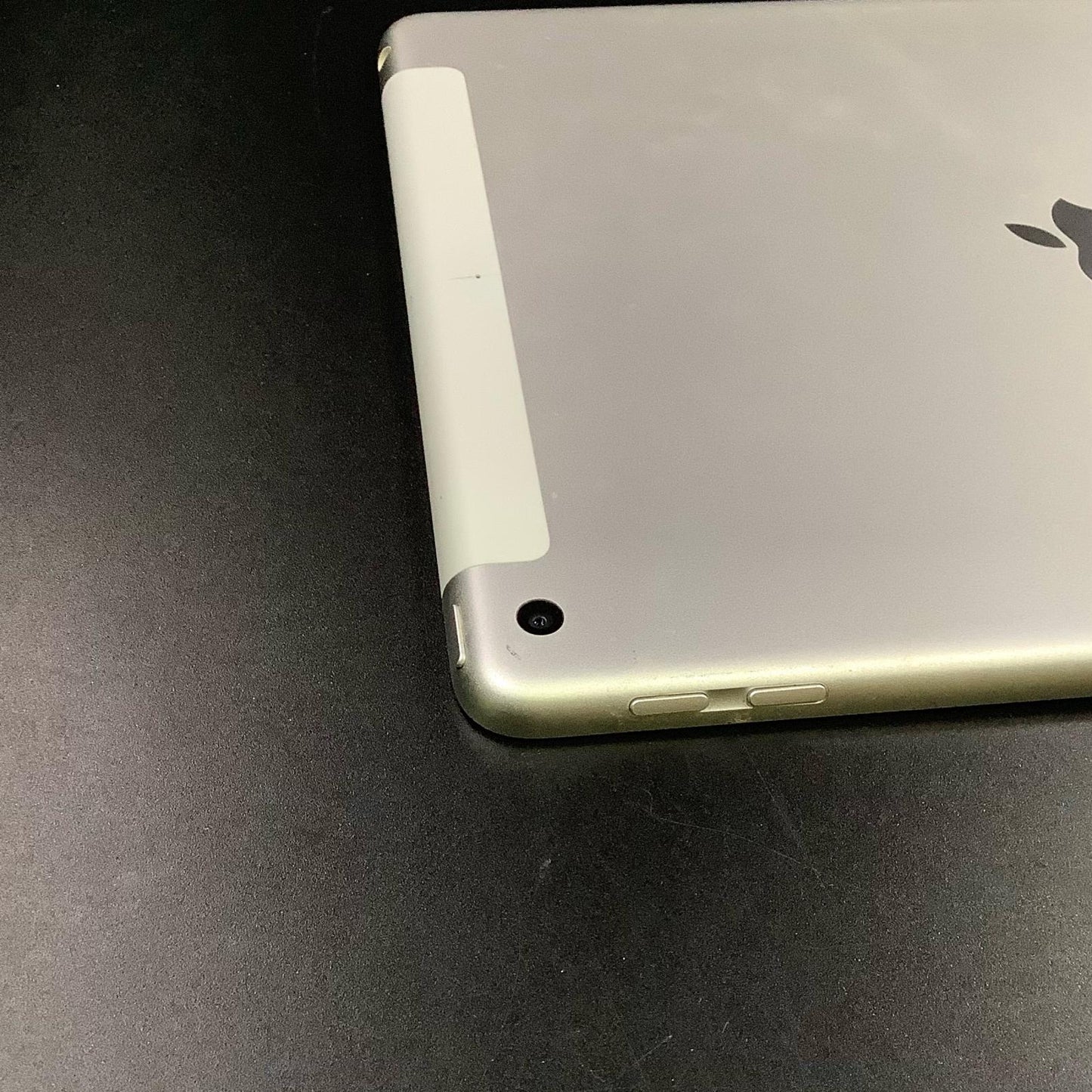 【全額返金保証】【最速発送】Apple iPad iPad 9.7インチ 第5世代 128GB シルバー WiFi+Cellular docomo 白ロム 動作確認済
