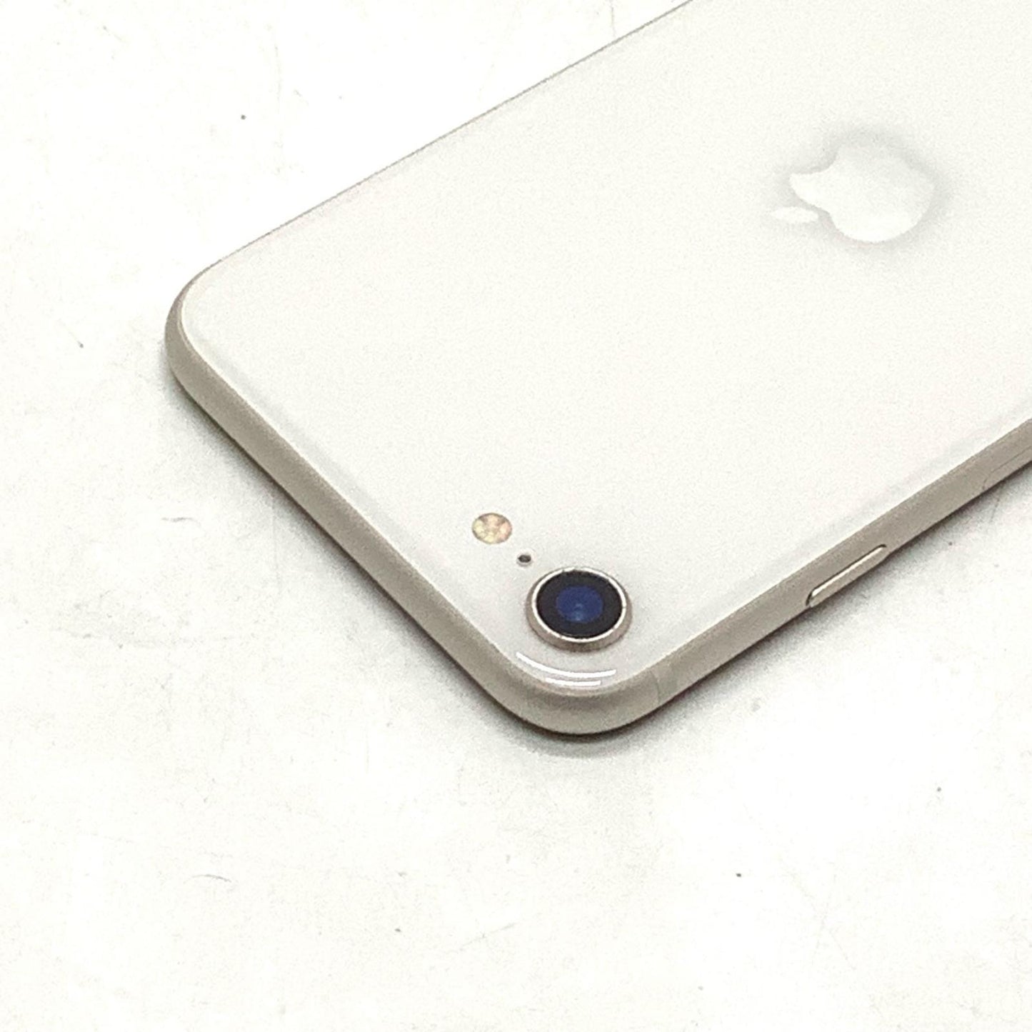 【全額返金保証】【最速発送】Apple iPhone iPhone SE（第3世代） 64GB スターライト au 白ロム 美品 動作確認済 83%