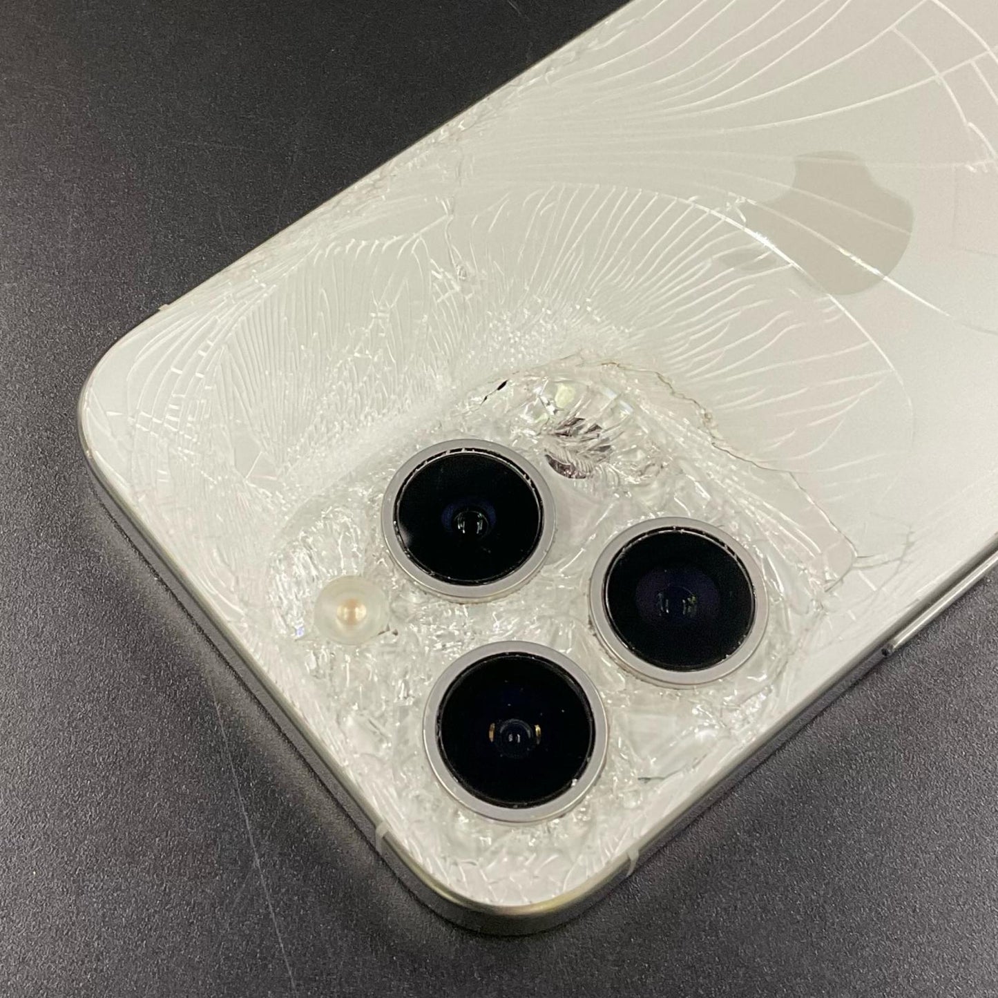 【最速発送】Apple iPhone iPhone 15 Pro 256GB ホワイトチタニウム SIMフリー 白ロム【難有】 86%
