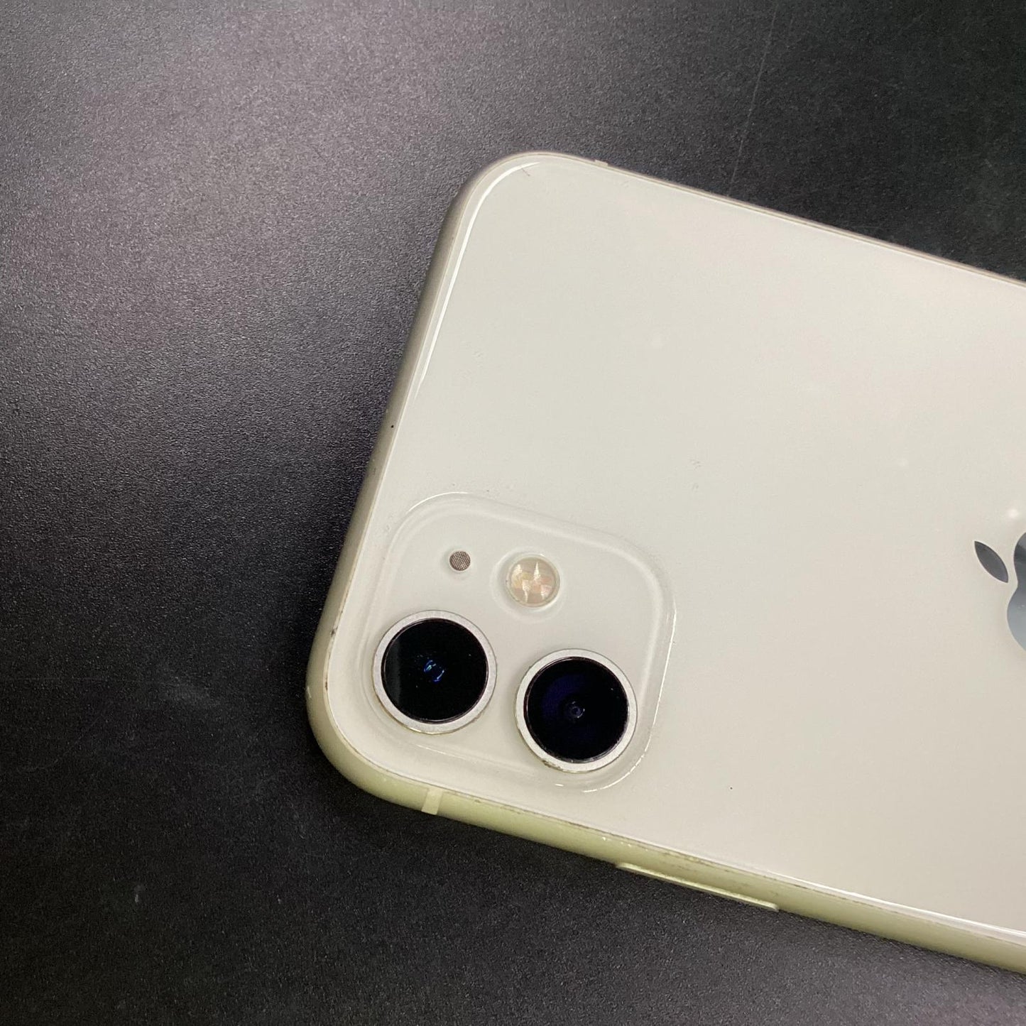 【最速発送】Apple iPhone 11 64GB ホワイト Softbank 白ロム【難有】 82%
