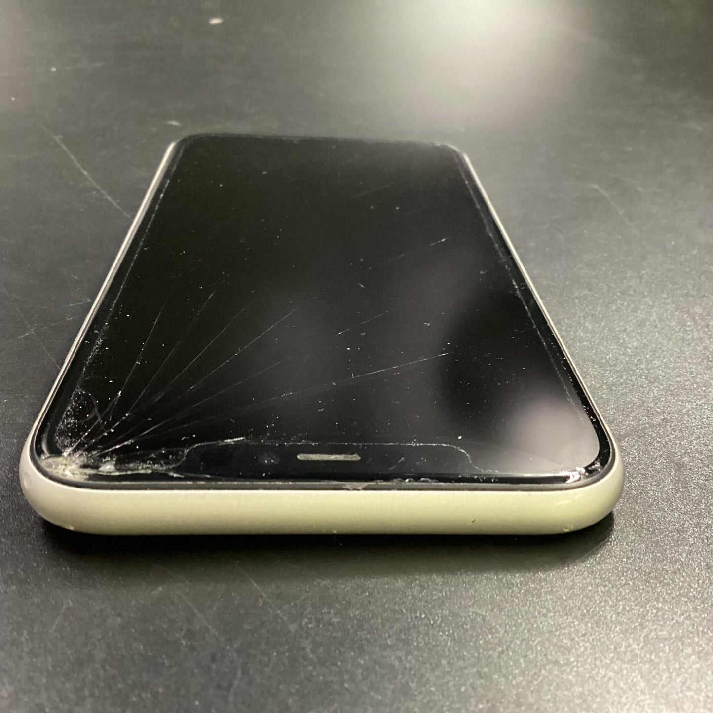 【最速発送】Apple iPhone 11 64GB ホワイト Softbank 白ロム【難有】 82%