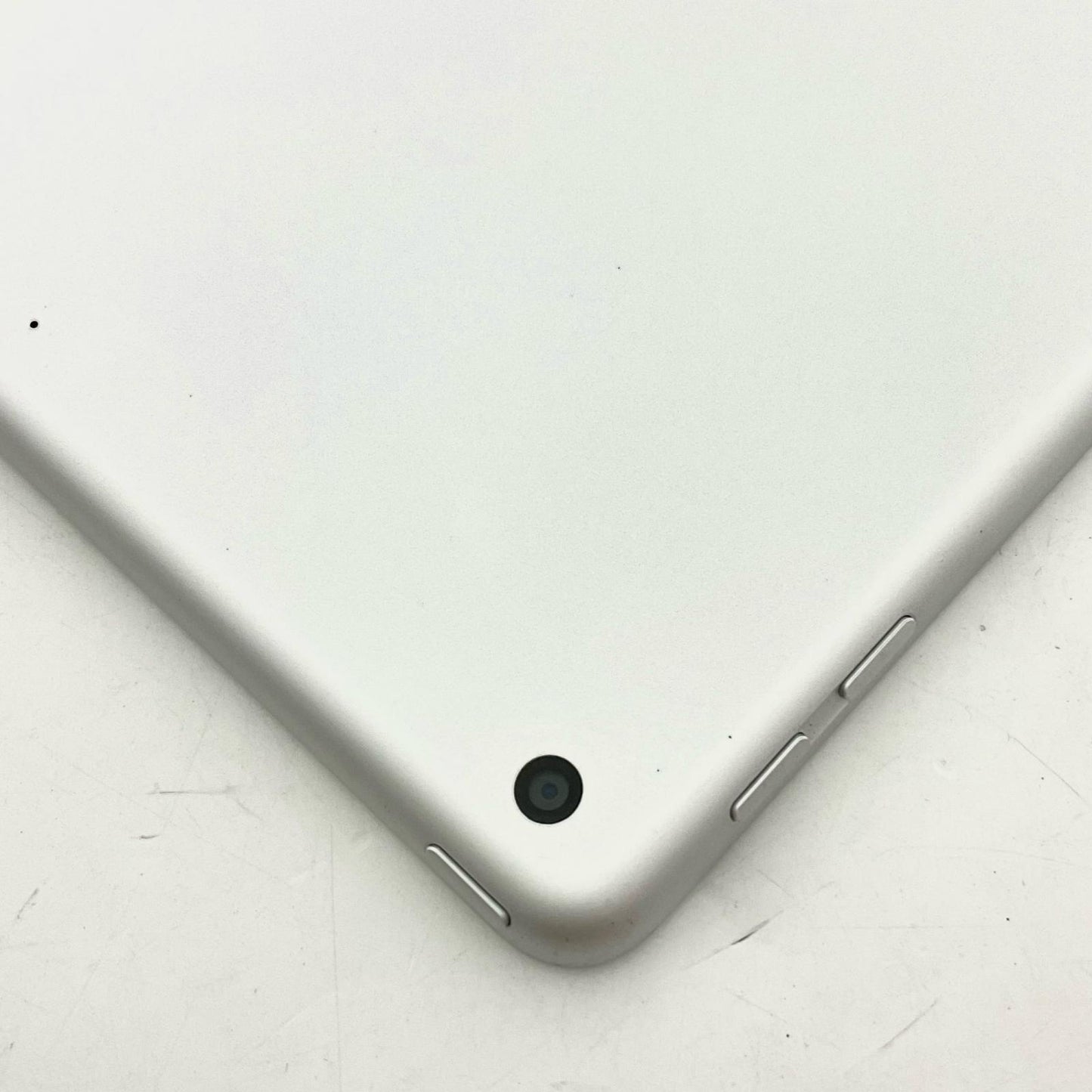 【全額返金保証】【最速発送】Apple iPad iPad 第6世代 32GB シルバー Wi-Fi 動作確認済