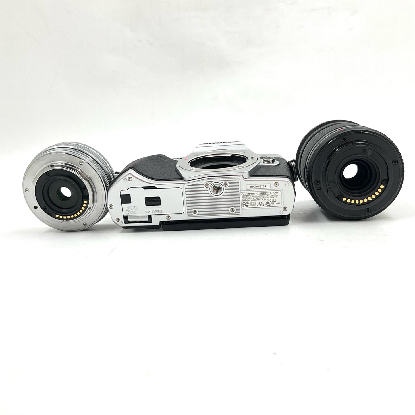 【全額返金保証】【最速発送】OLYMPUS デジタル一眼 OM-D E-M10 Mark III EZダブルズームキット シルバー 美品 動作確認済