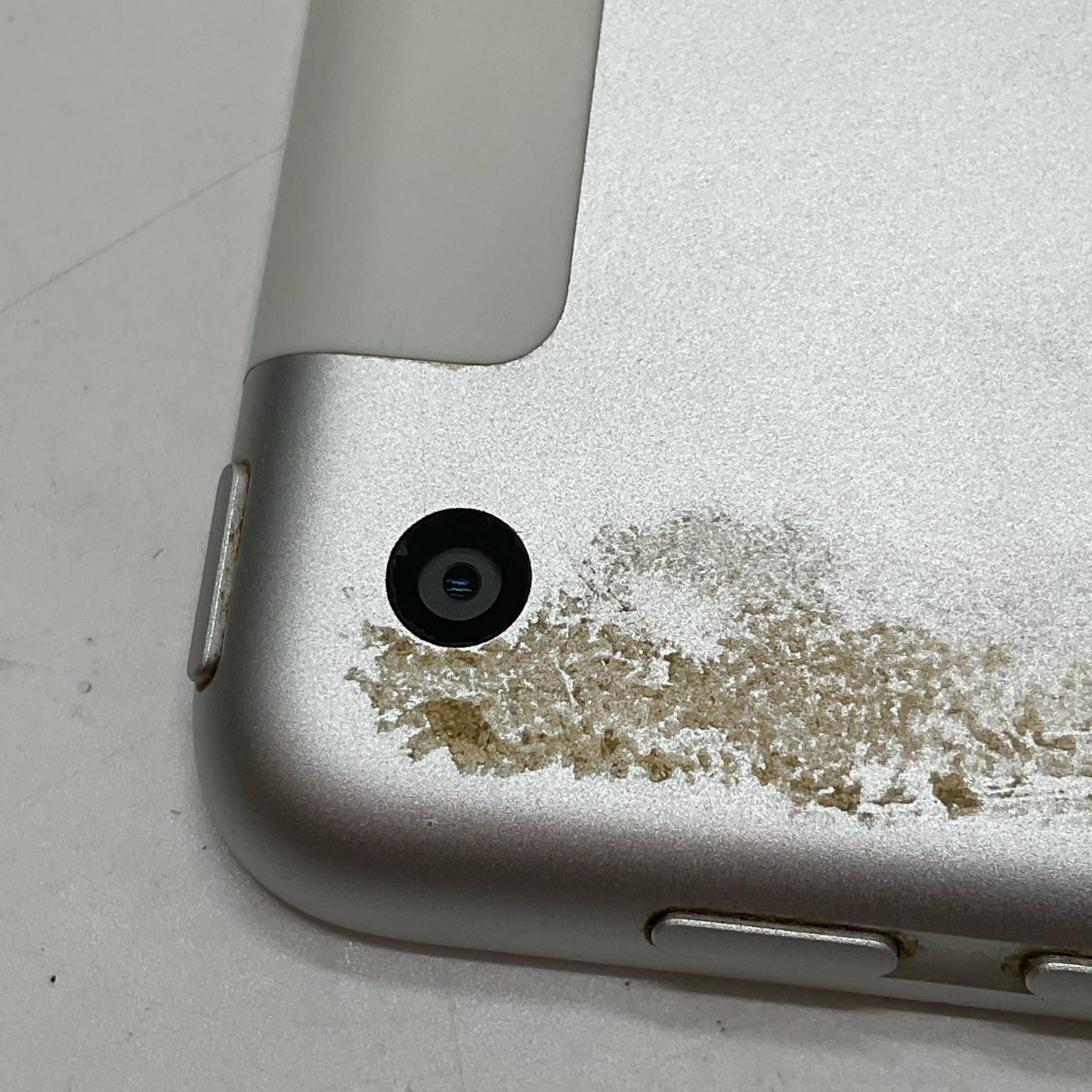 【全額返金保証】【最速発送】Apple iPad iPad 9.7インチ 第6世代 32GB シルバー WiFi+Cellular docomo 白ロム 動作確認済