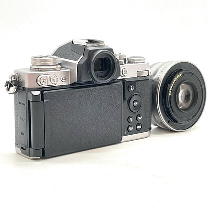 【全額返金保証】【最速発送】Nikon デジタル一眼 Z fc 16-50 VR レンズキット [シルバー] シルバー 美品 動作確認済