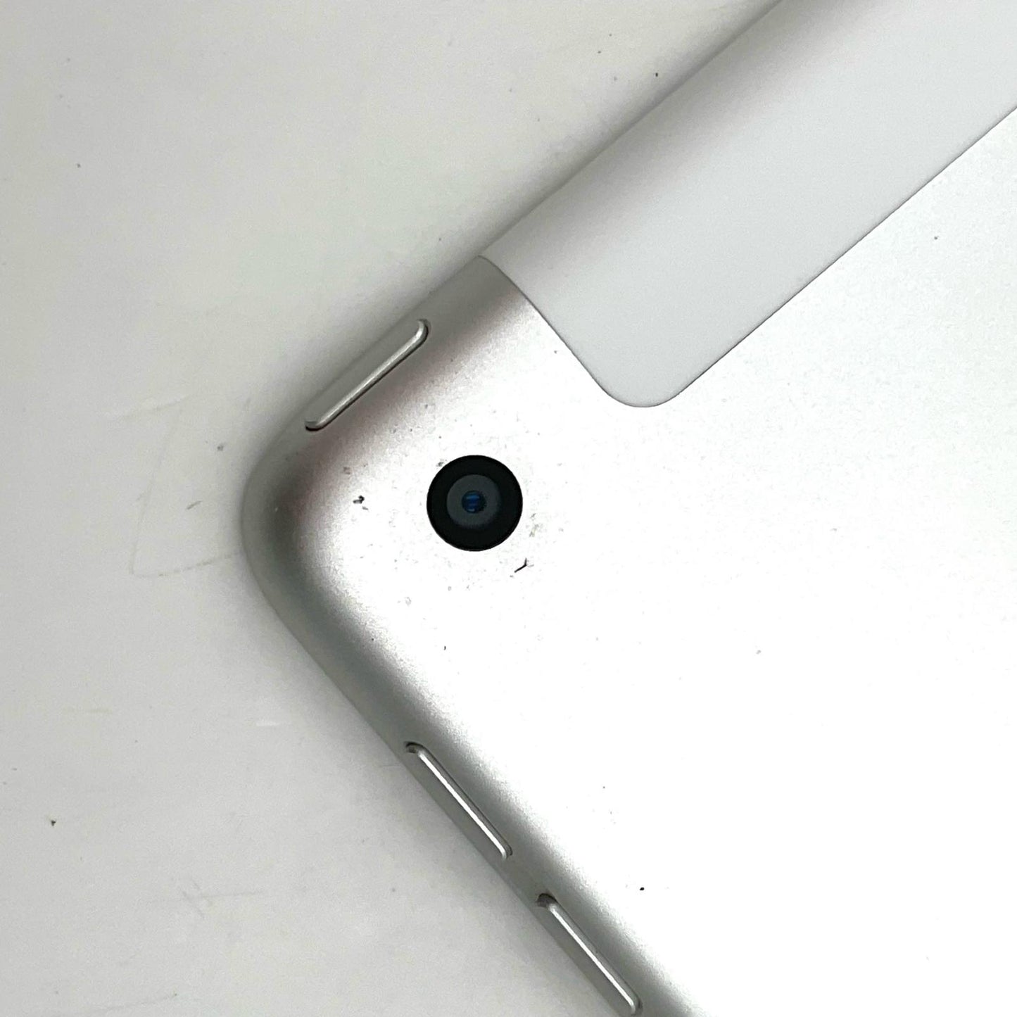 【全額返金保証】【最速発送】Apple iPad iPad 10.2インチ 第9世代 64GB シルバー WiFi+Cellular docomo 白ロム 動作確認済