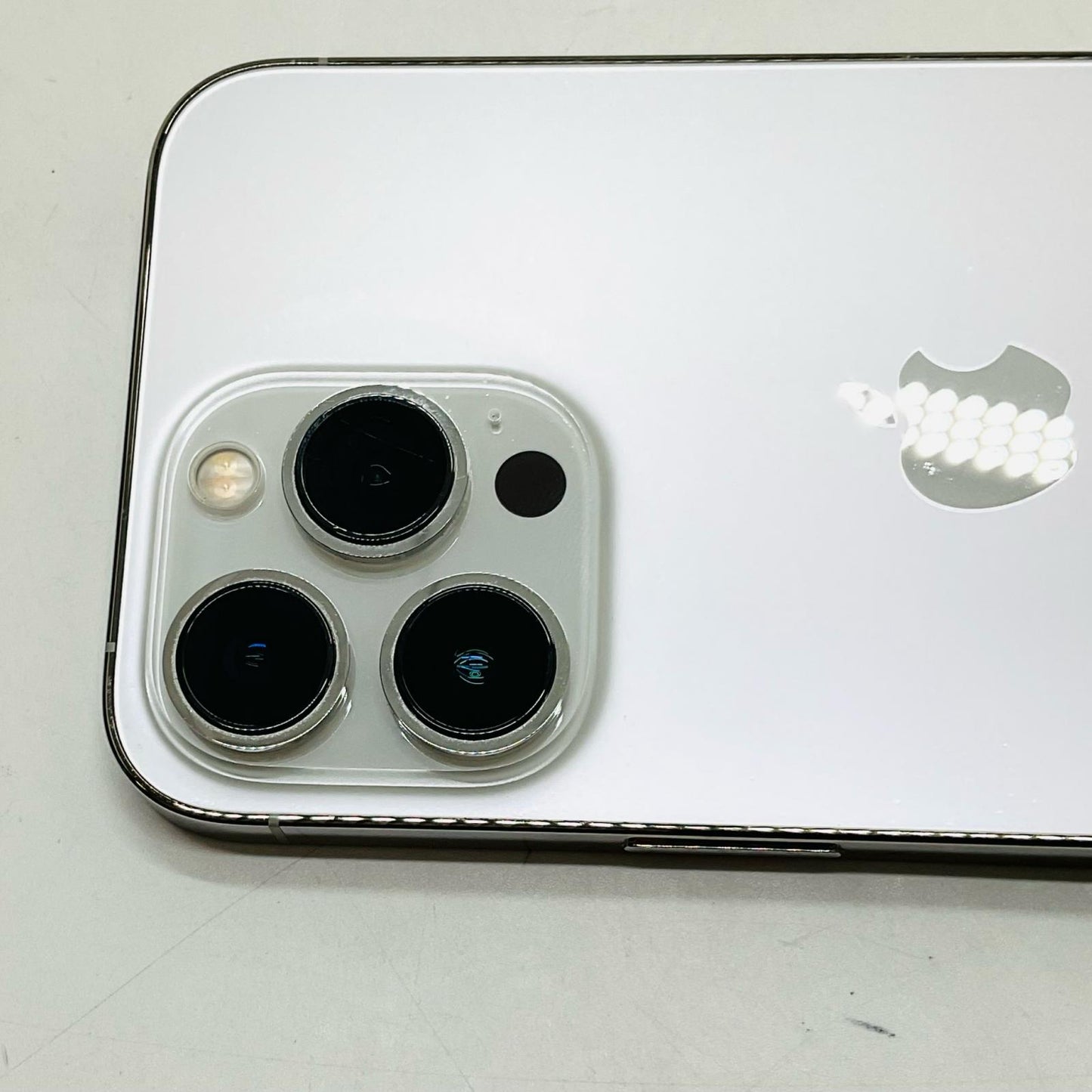 【全額返金保証】【最速発送】Apple iPhone iPhone 13 Pro 256GB シルバー docomo SIMフリー 白ロム 動作確認済 78%