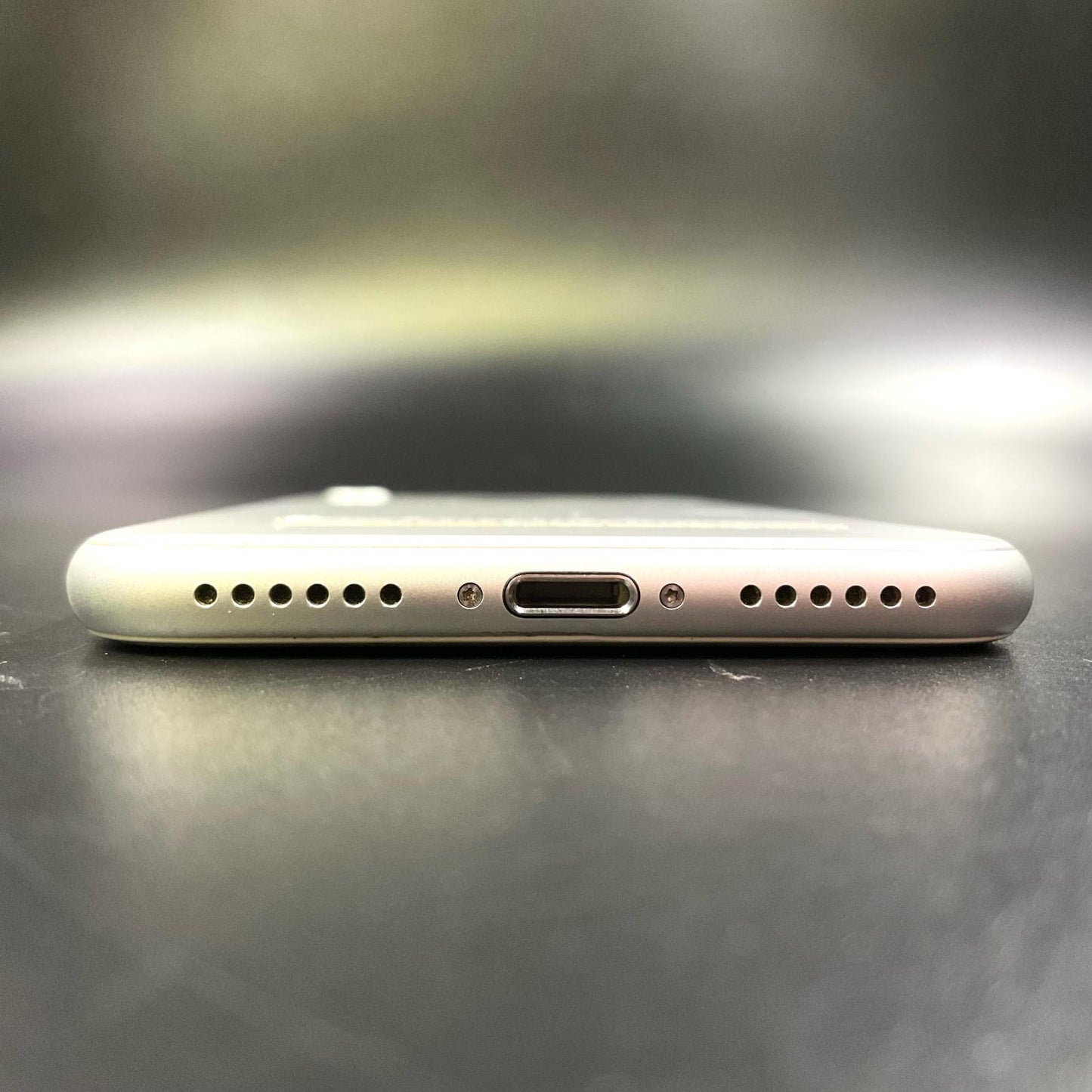 【全額返金保証】【最速発送】Apple iPhone iPhone 8 64GB シルバー docomo SIMフリー 白ロム 動作確認済 83%