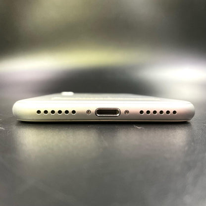 【全額返金保証】【最速発送】Apple iPhone iPhone 8 64GB シルバー docomo SIMフリー 白ロム 動作確認済 83%
