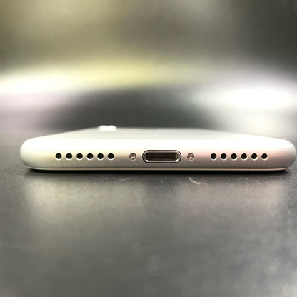 【全額返金保証】【最速発送】Apple iPhone iPhone 8 64GB シルバー docomo SIMフリー 白ロム 動作確認済 83%