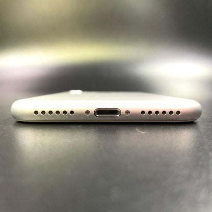 【全額返金保証】【最速発送】Apple iPhone iPhone 8 64GB シルバー docomo SIMフリー 白ロム 美品 動作確認済 82%