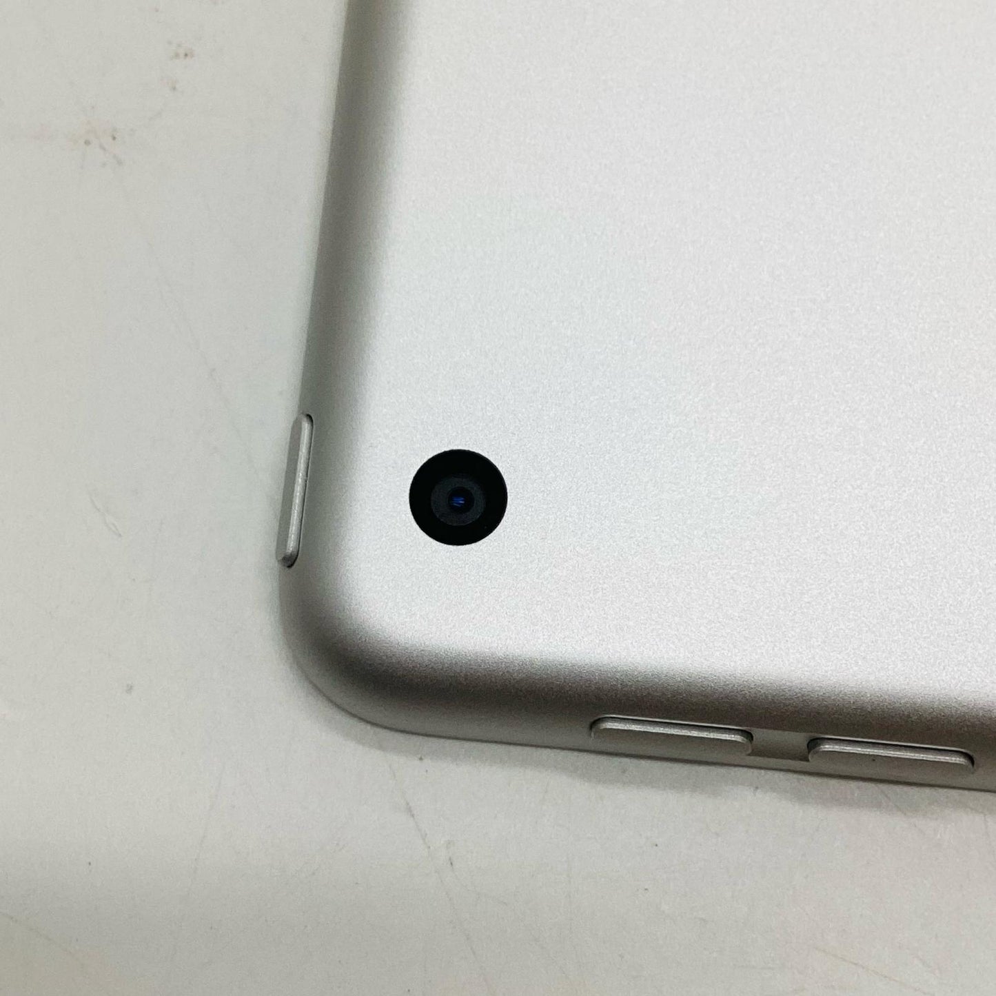 【全額返金保証】【最速発送】Apple iPad iPad 10.2インチ 第8世代 32GB シルバー Wi-Fi 美品 動作確認済