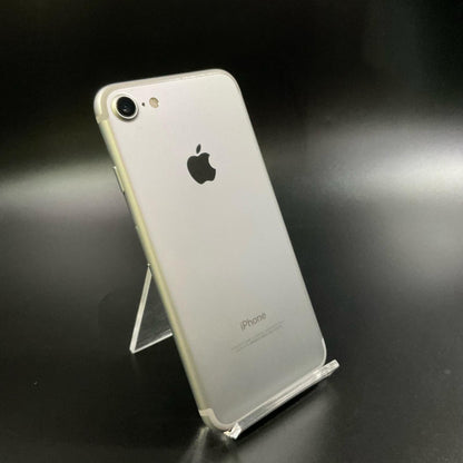 【全額返金保証】【最速発送】Apple iPhone iPhone 7 128GB シルバー au 白ロム 動作確認済 72%
