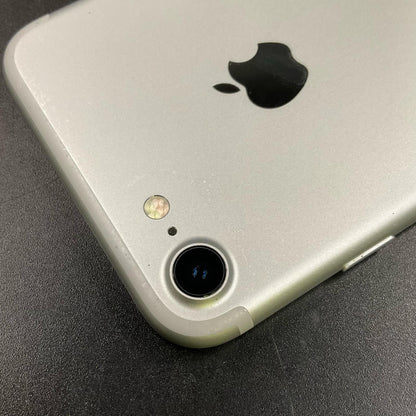 【全額返金保証】【最速発送】Apple iPhone iPhone 7 128GB シルバー au 白ロム 動作確認済 72%