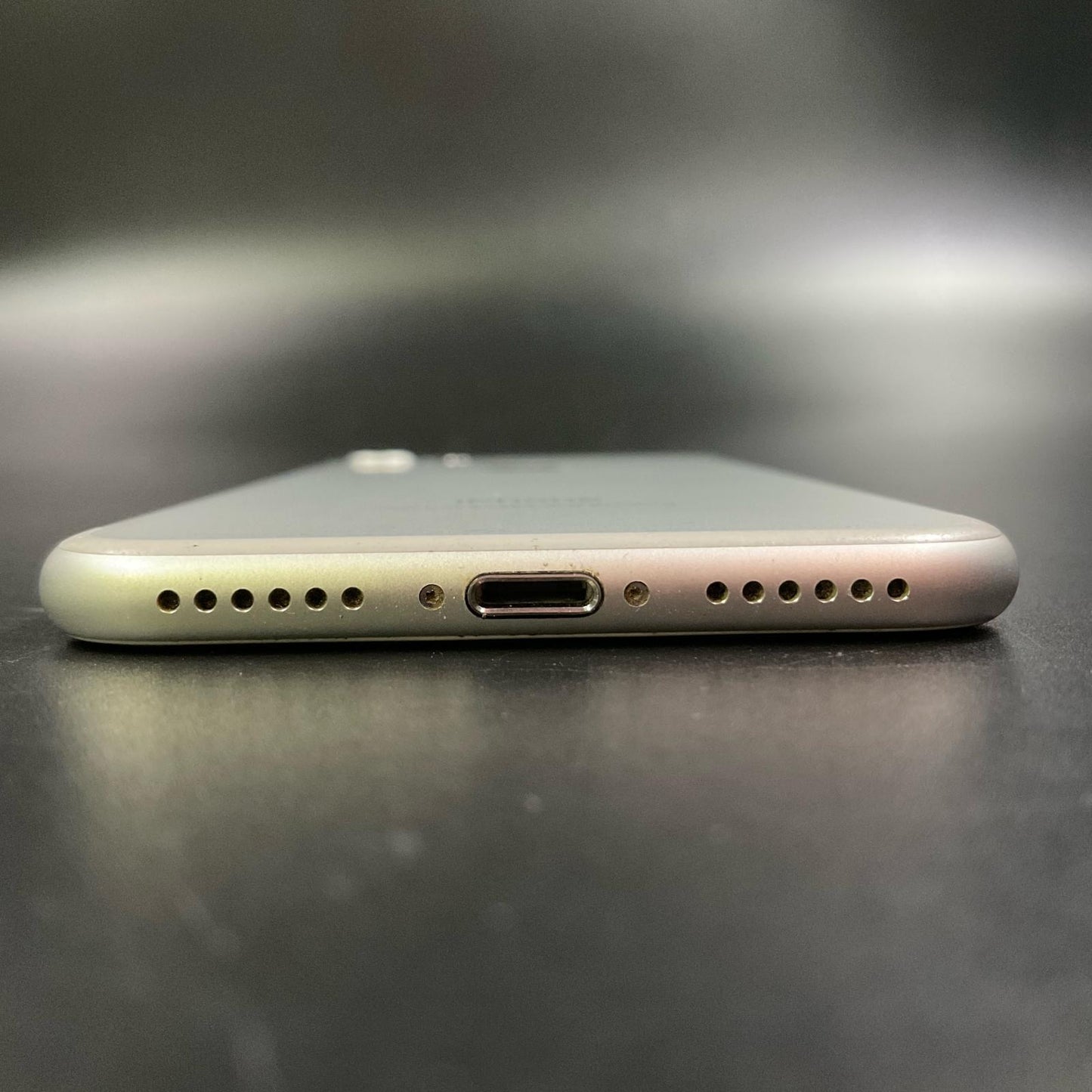 【全額返金保証】【最速発送】Apple iPhone iPhone 7 128GB シルバー au 白ロム 動作確認済 72%