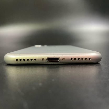 【全額返金保証】【最速発送】Apple iPhone iPhone 7 128GB シルバー au 白ロム 動作確認済 72%