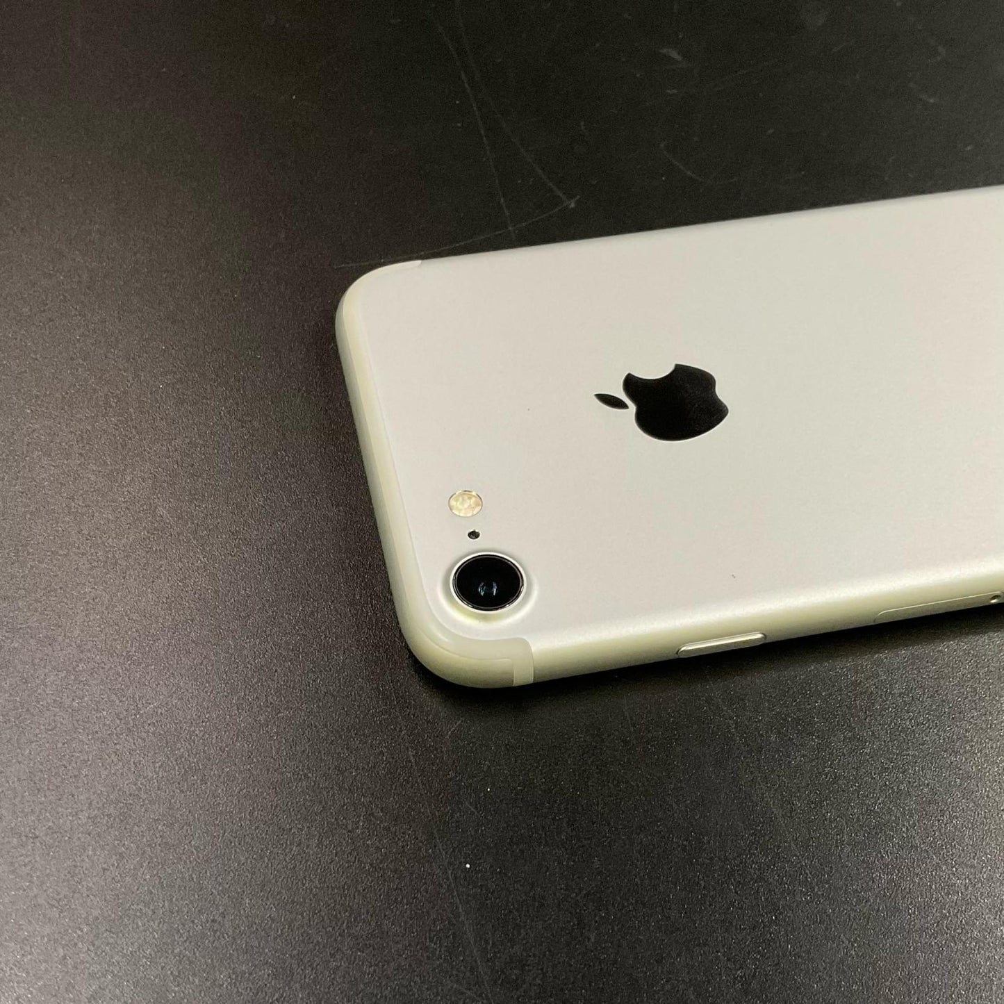 【全額返金保証】【最速発送】Apple iPhone iPhone 7 32GB シルバー docomo SIMフリー 白ロム 美品 動作確認済 84%