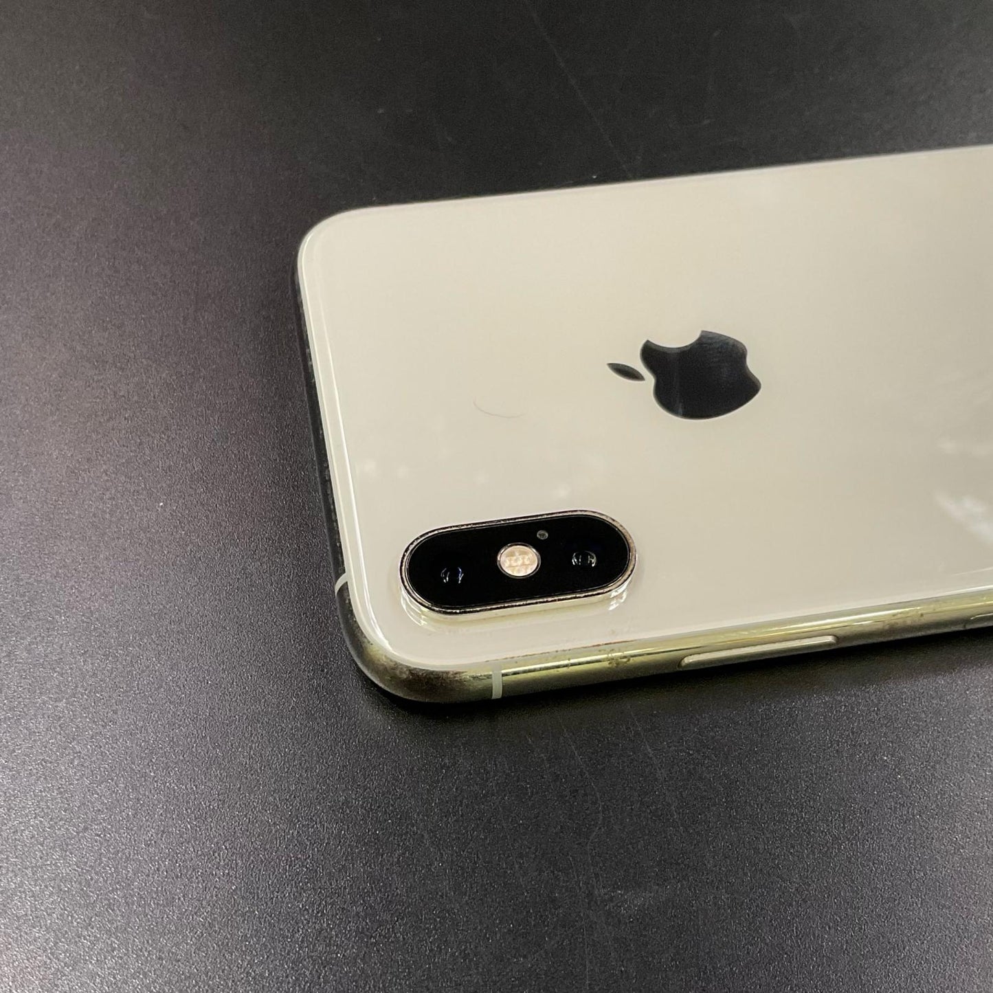 【最速発送】Apple iPhone iPhone XS 64GB シルバー docomo 白ロム【難有】 81%