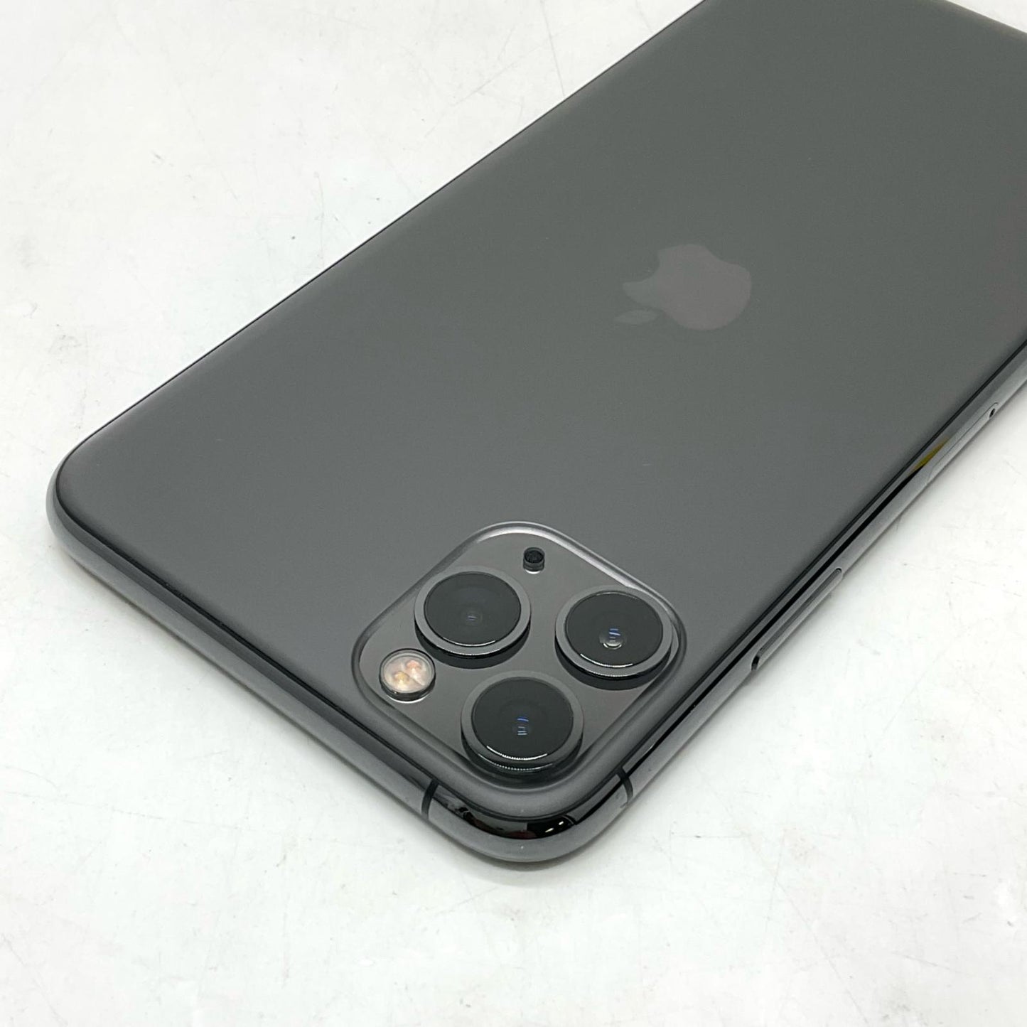 【全額返金保証】【最速発送】Apple iPhone iPhone 11 Pro Max 64GB スペースグレイ au 白ロム 動作確認済 74%