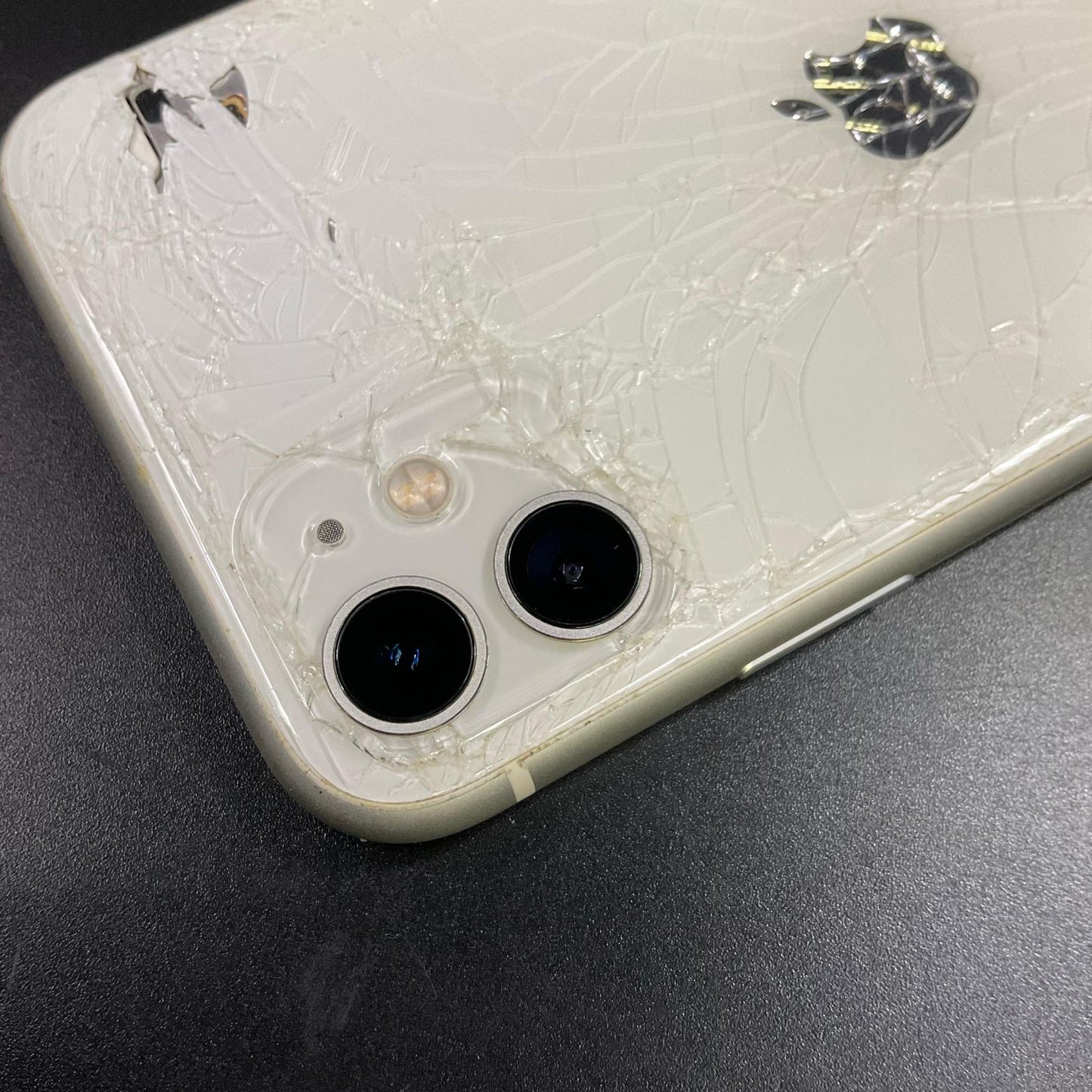 【最速発送】Apple iPhone iPhone 11 64GB ホワイト au SIMフリー 白ロム【難有】 82%