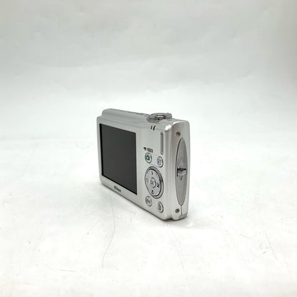 【全額返金保証】【最速発送】Nikon コンパクトデジタルカメラ COOLPIX S220 [シルバー] 美品 動作確認済
