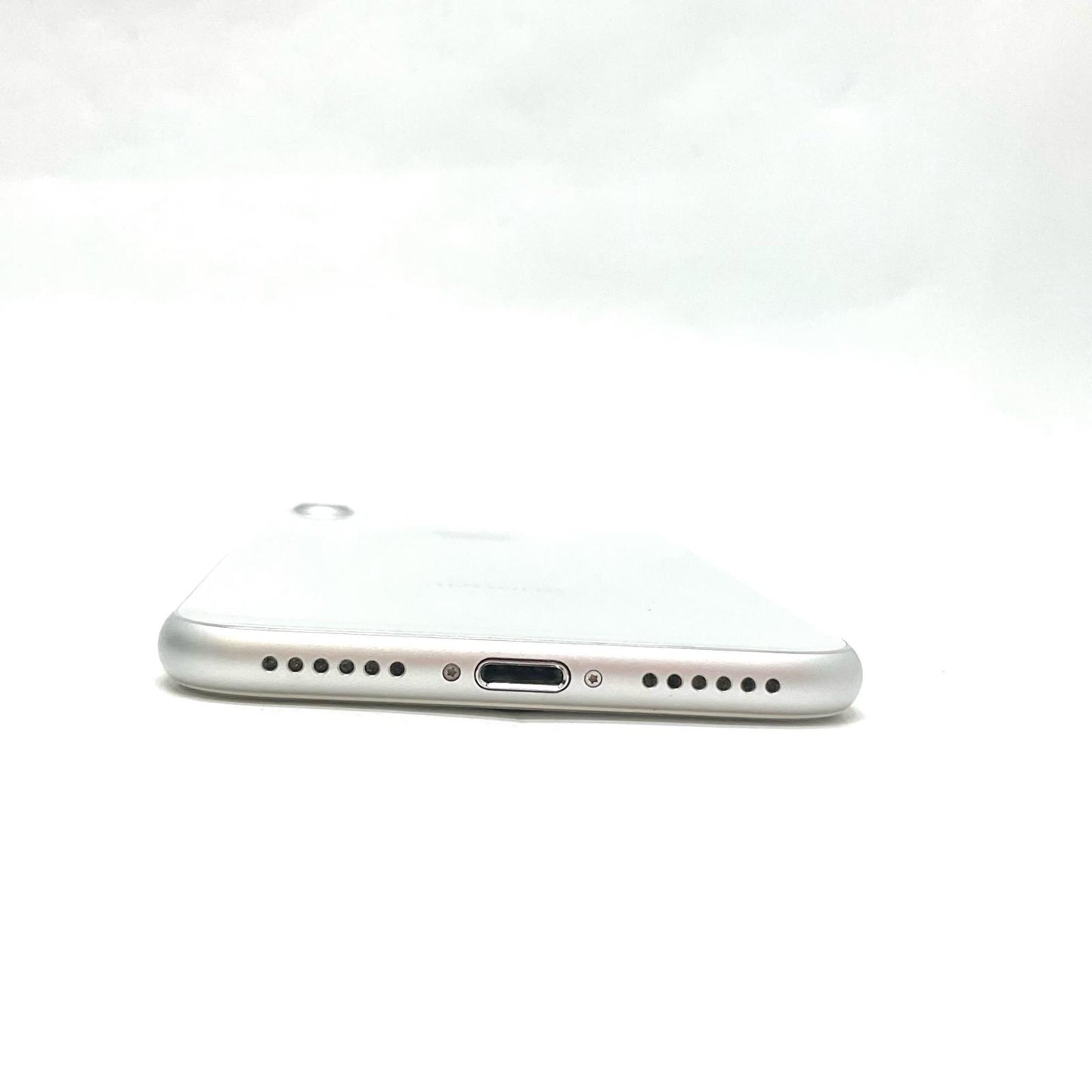 【全額返金保証】【最速発送】Apple iPhone iPhone 8 256GB シルバー au 白ロム 動作確認済 72%