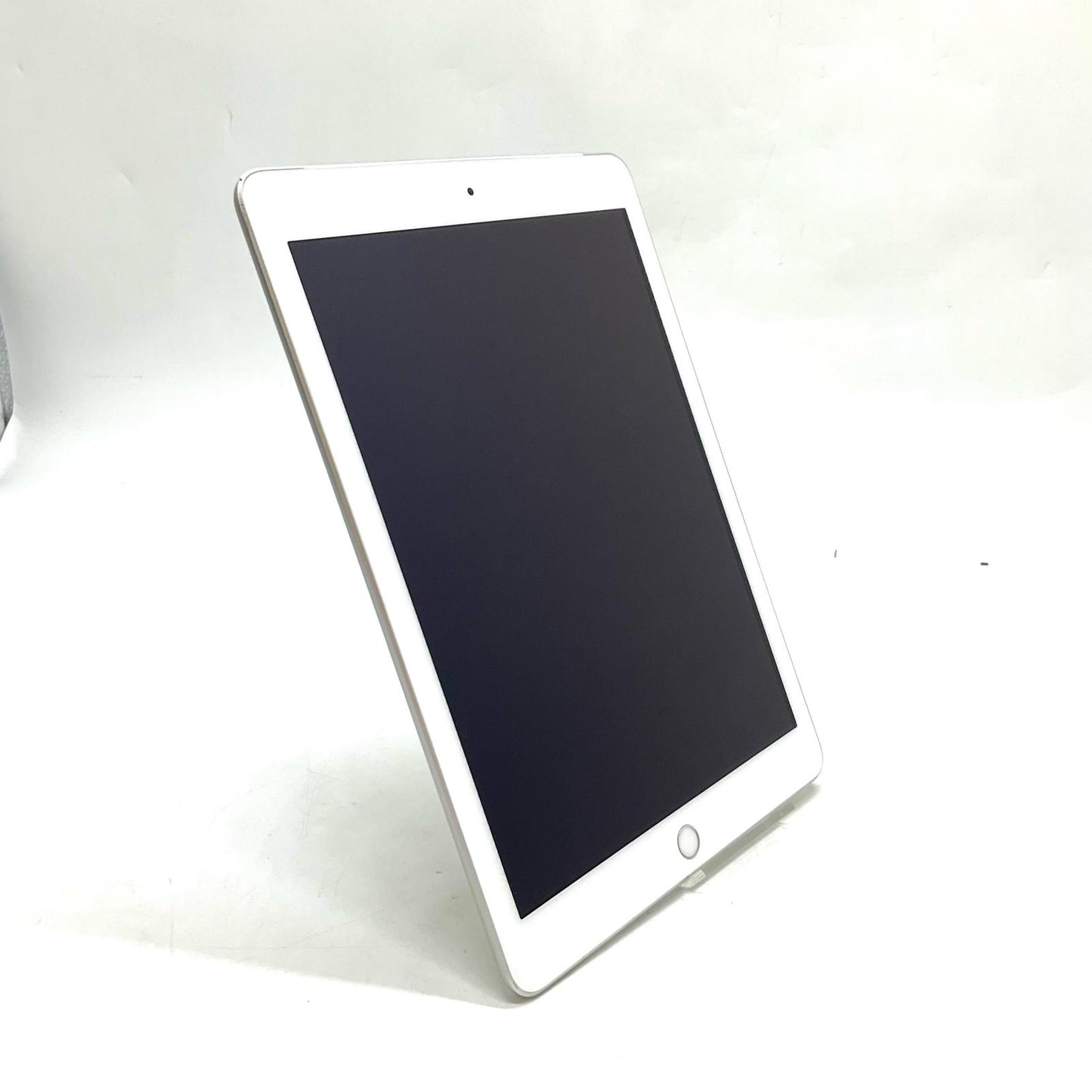 【全額返金保証】【最速発送】Apple iPad iPad 9.7インチ 第5世代 32GB シルバー WiFi+Cellular docomo 白ロム 動作確認済
