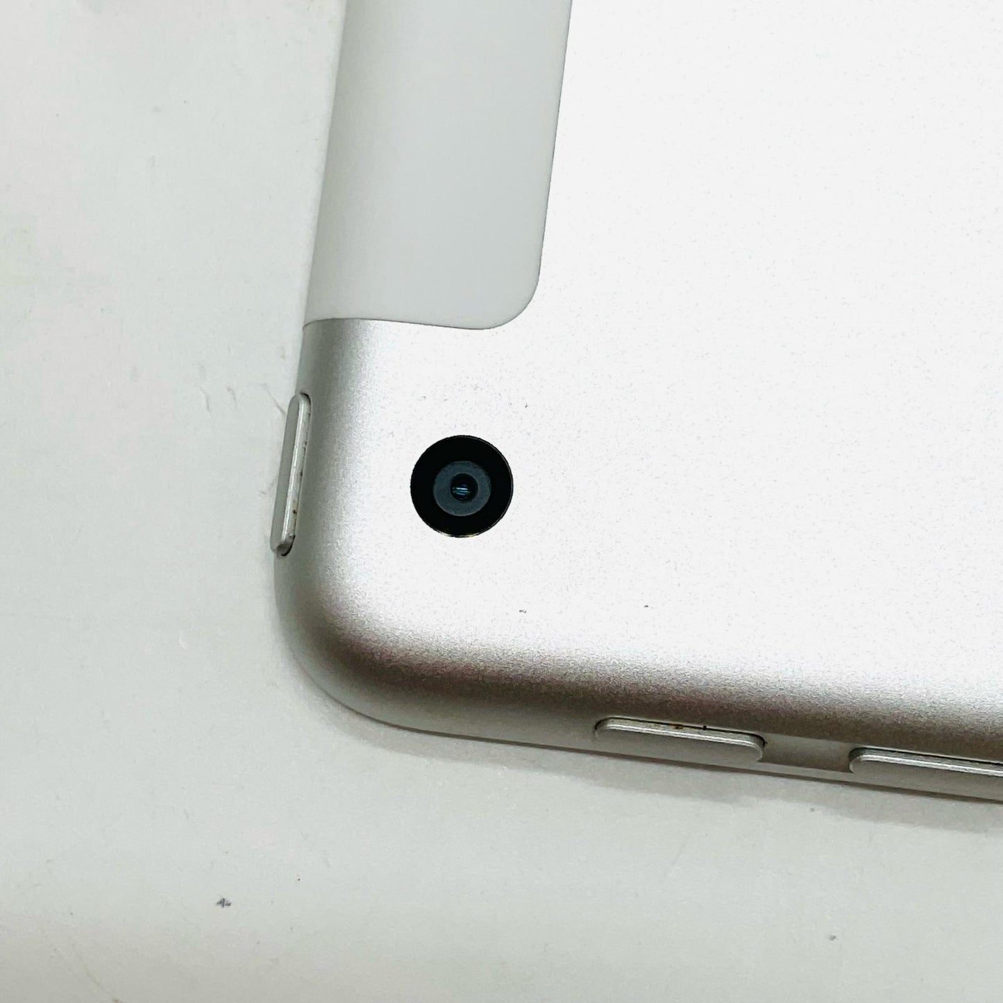 【全額返金保証】【最速発送】Apple iPad iPad 9.7インチ 第5世代 32GB シルバー WiFi+Cellular docomo 白ロム 動作確認済