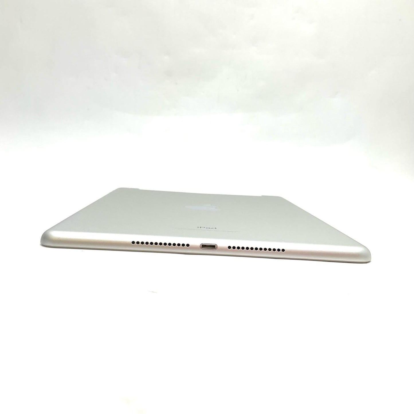 【全額返金保証】【最速発送】Apple iPad iPad 9.7インチ 第5世代 32GB シルバー WiFi+Cellular docomo 白ロム 動作確認済