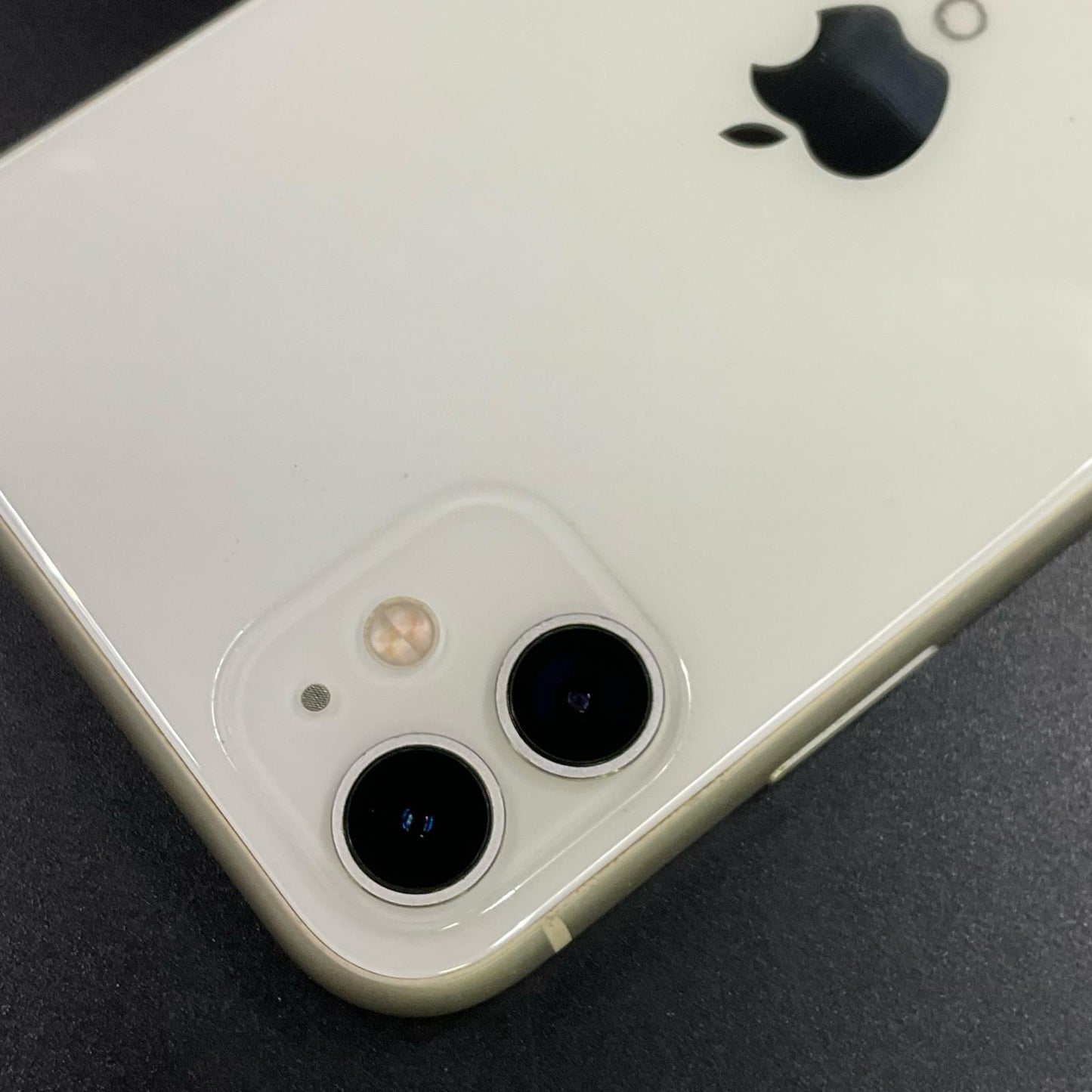 【全額返金保証】【最速発送】Apple iPhone iPhone 11 128GB ホワイト docomo 白ロム 動作確認済 77%