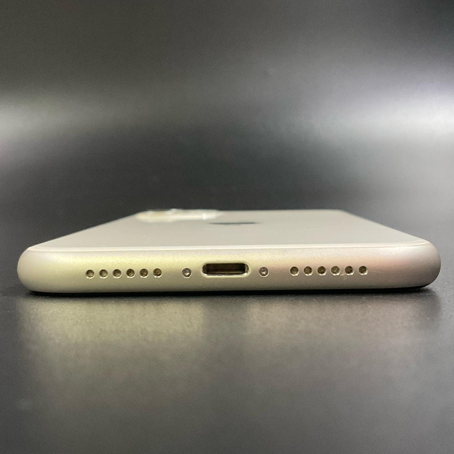 【全額返金保証】【最速発送】Apple iPhone iPhone 11 128GB ホワイト docomo 白ロム 動作確認済 77%