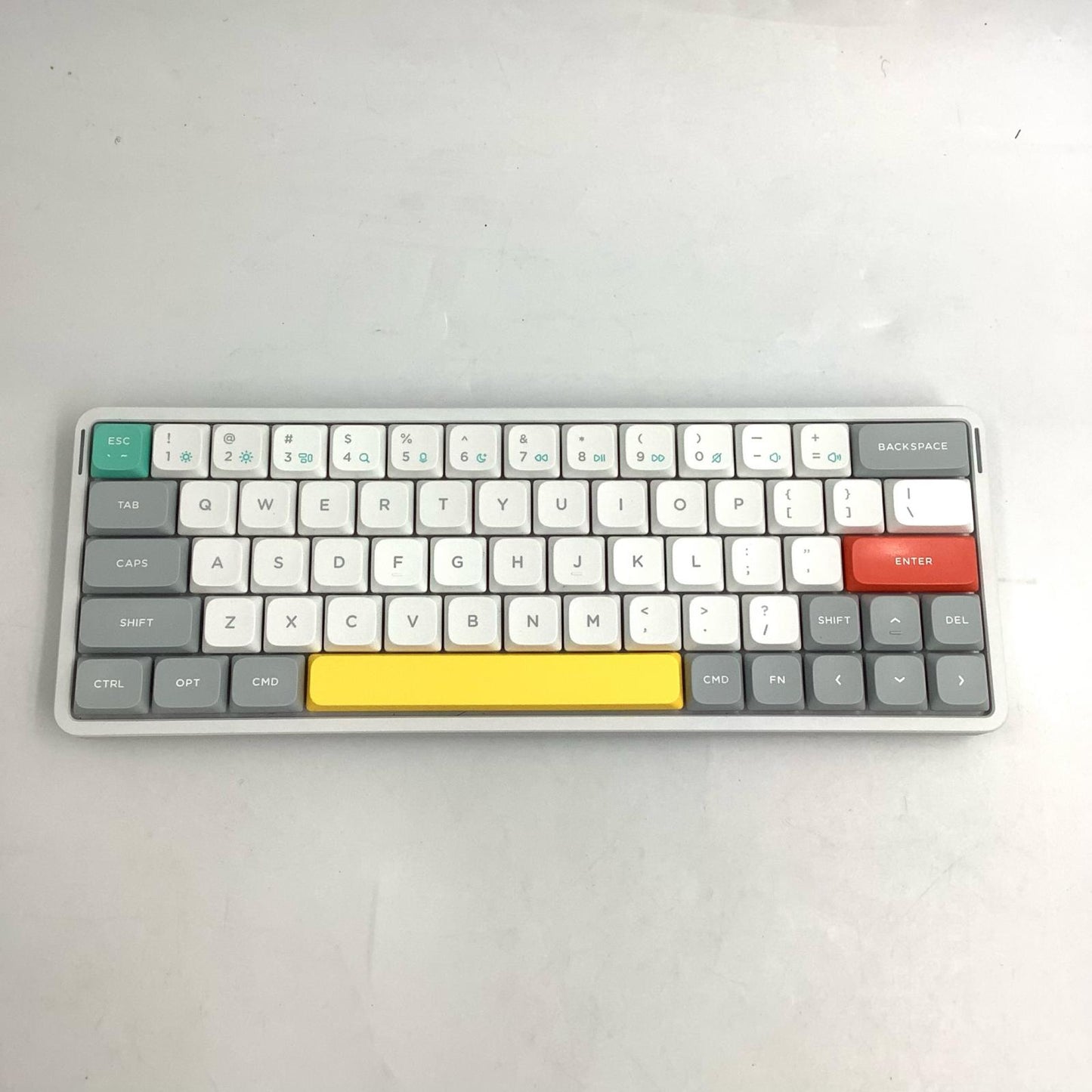 【全額返金保証】【最速発送】NuPhy Air60 V2 NuPhyワイヤレスキーボード Air60 V2 美品 動作確認済