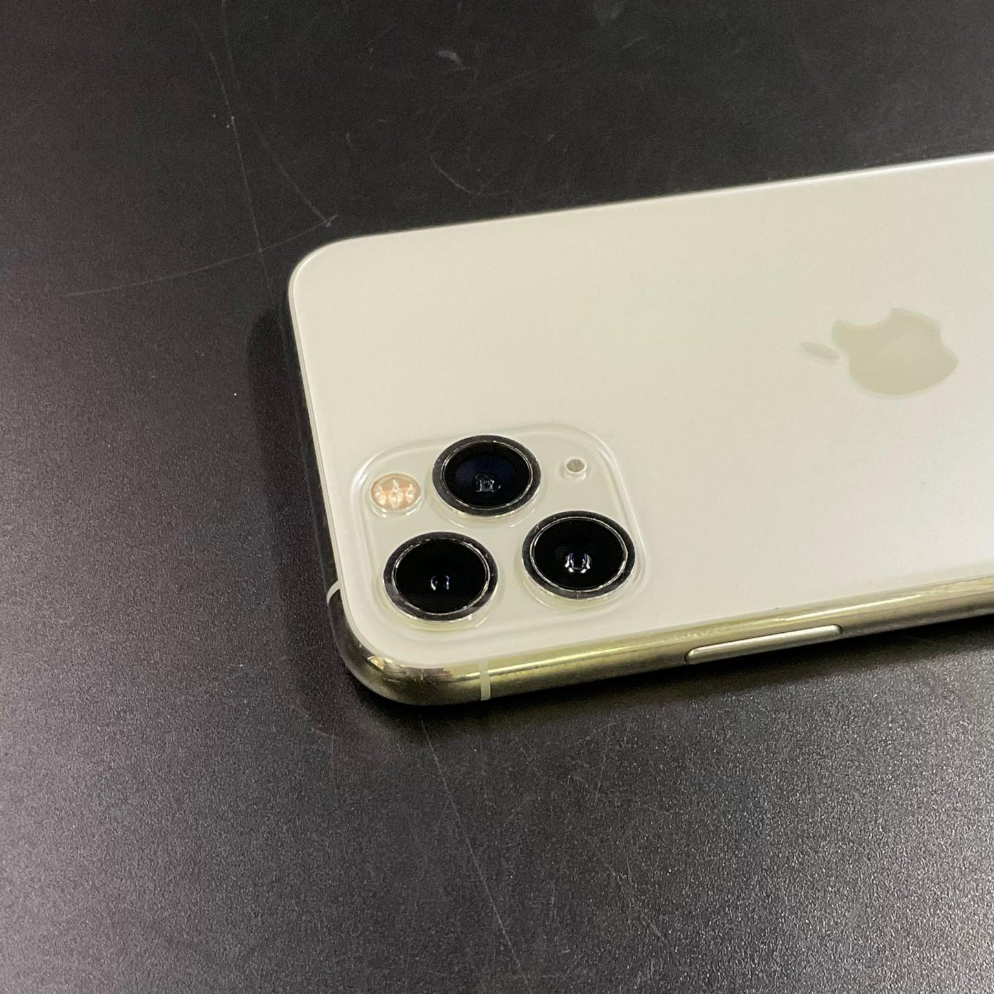 【全額返金保証】【最速発送】Apple iPhone iPhone 11 Pro 256GB シルバー docomo 白ロム 動作確認済 69%