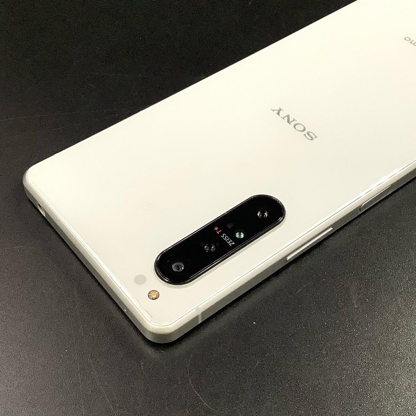 【最速発送】Sony Xperia 1 II 128GB ホワイト docomo SO51Aa 白ロム【難有】