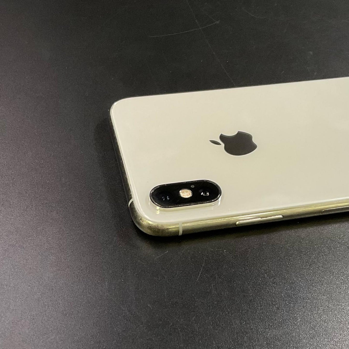 【全額返金保証】【最速発送】Apple iPhone iPhone XS 256GB シルバー docomo SIMフリー 白ロム 動作確認済 64%