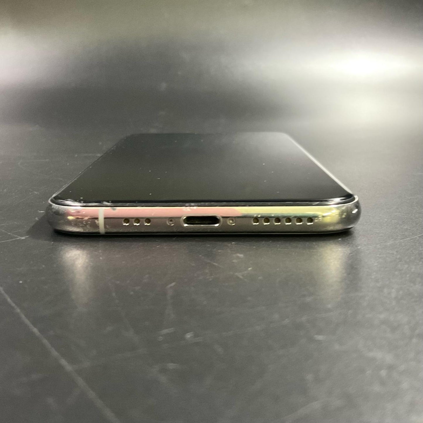 【全額返金保証】【最速発送】Apple iPhone iPhone XS 256GB シルバー docomo SIMフリー 白ロム 動作確認済 64%