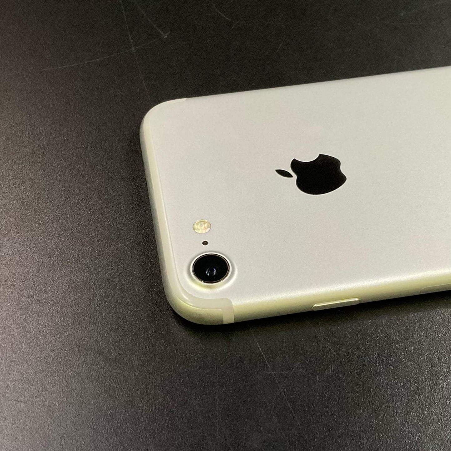 【全額返金保証】【最速発送】Apple iPhone iPhone 7 32GB シルバー docomo 白ロム 動作確認済 71%