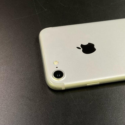 【全額返金保証】【最速発送】Apple iPhone iPhone 7 32GB シルバー docomo 白ロム 動作確認済 71%