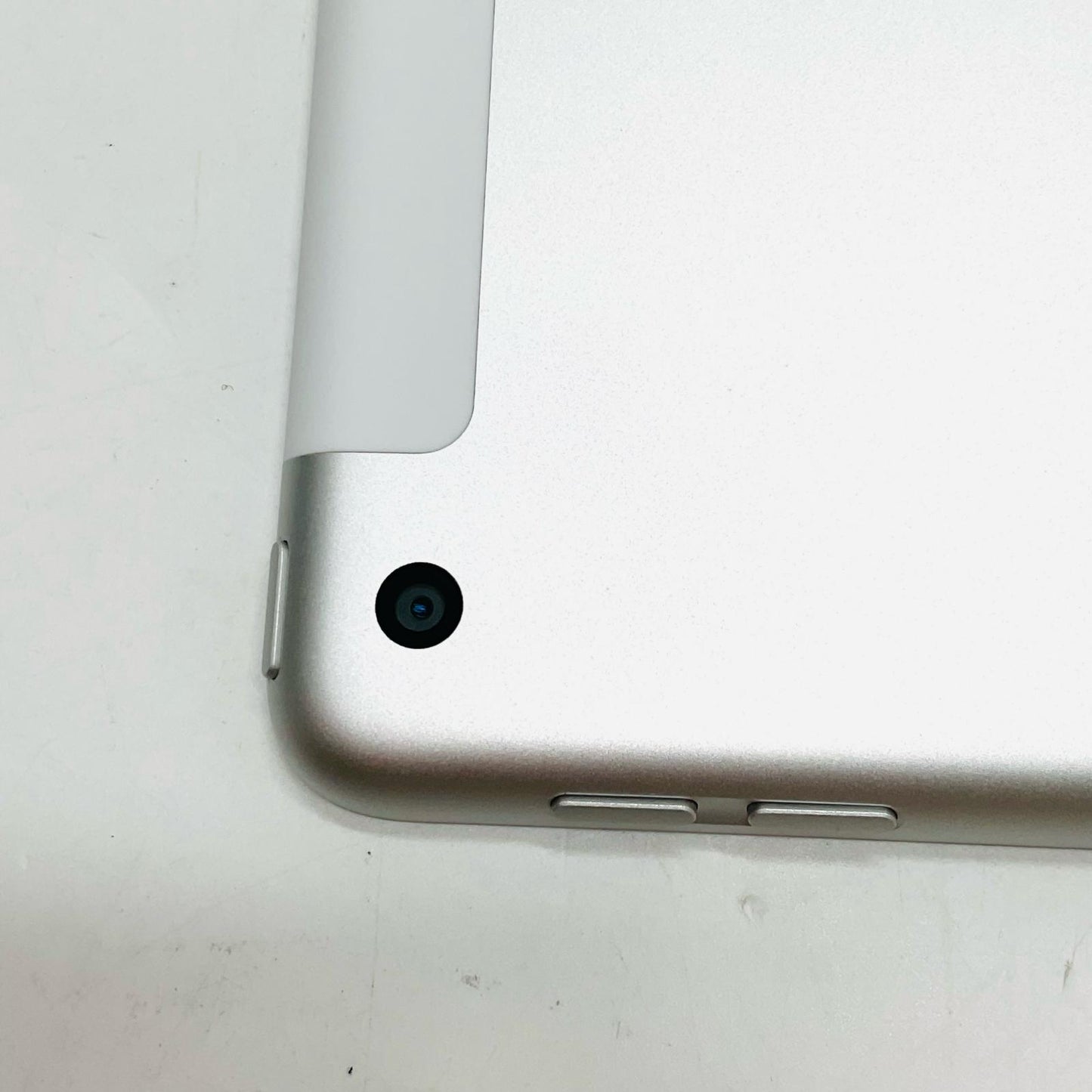 【全額返金保証】【最速発送】Apple iPad iPad 10.2インチ 第9世代 64GB シルバー WiFi+Cellular docomo SIMフリー 白ロム 美品 動作確認済