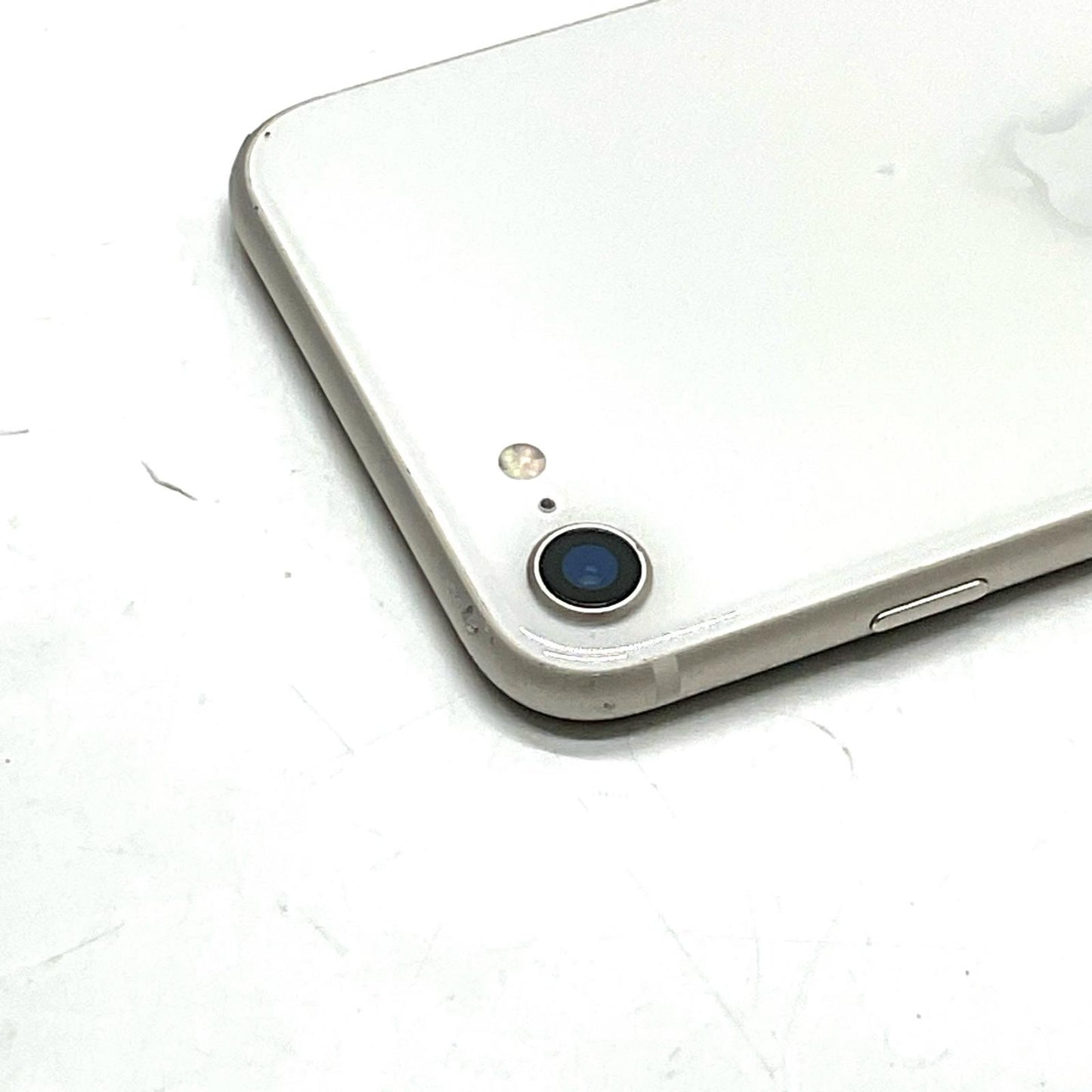 【全額返金保証】【最速発送】Apple iPhone iPhone SE（第3世代） 64GB ホワイト au 白ロム 動作確認済 86%