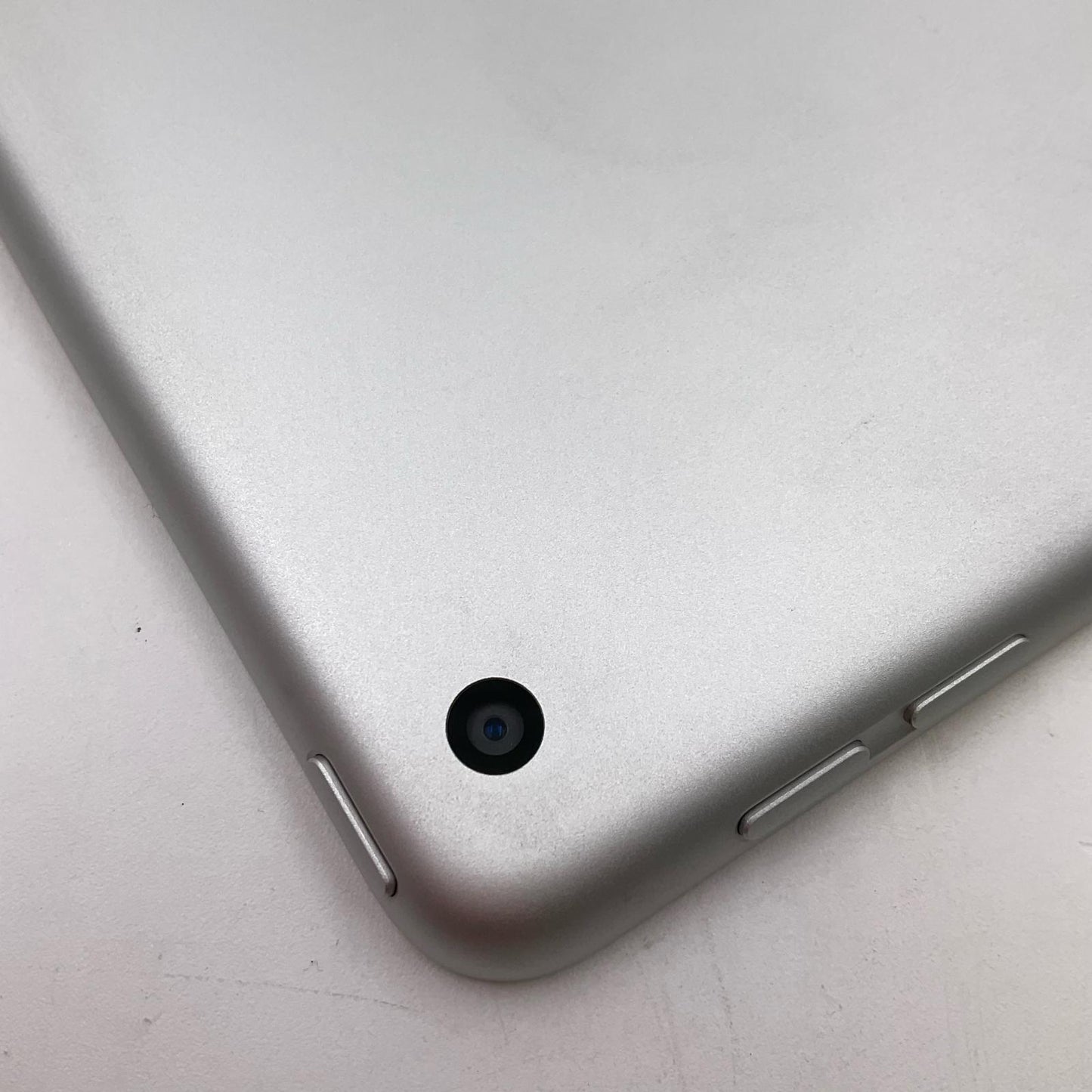 【全額返金保証】【最速発送】Apple iPad iPad 10.2インチ 第9世代 64GB シルバー Wi-Fi 美品 動作確認済