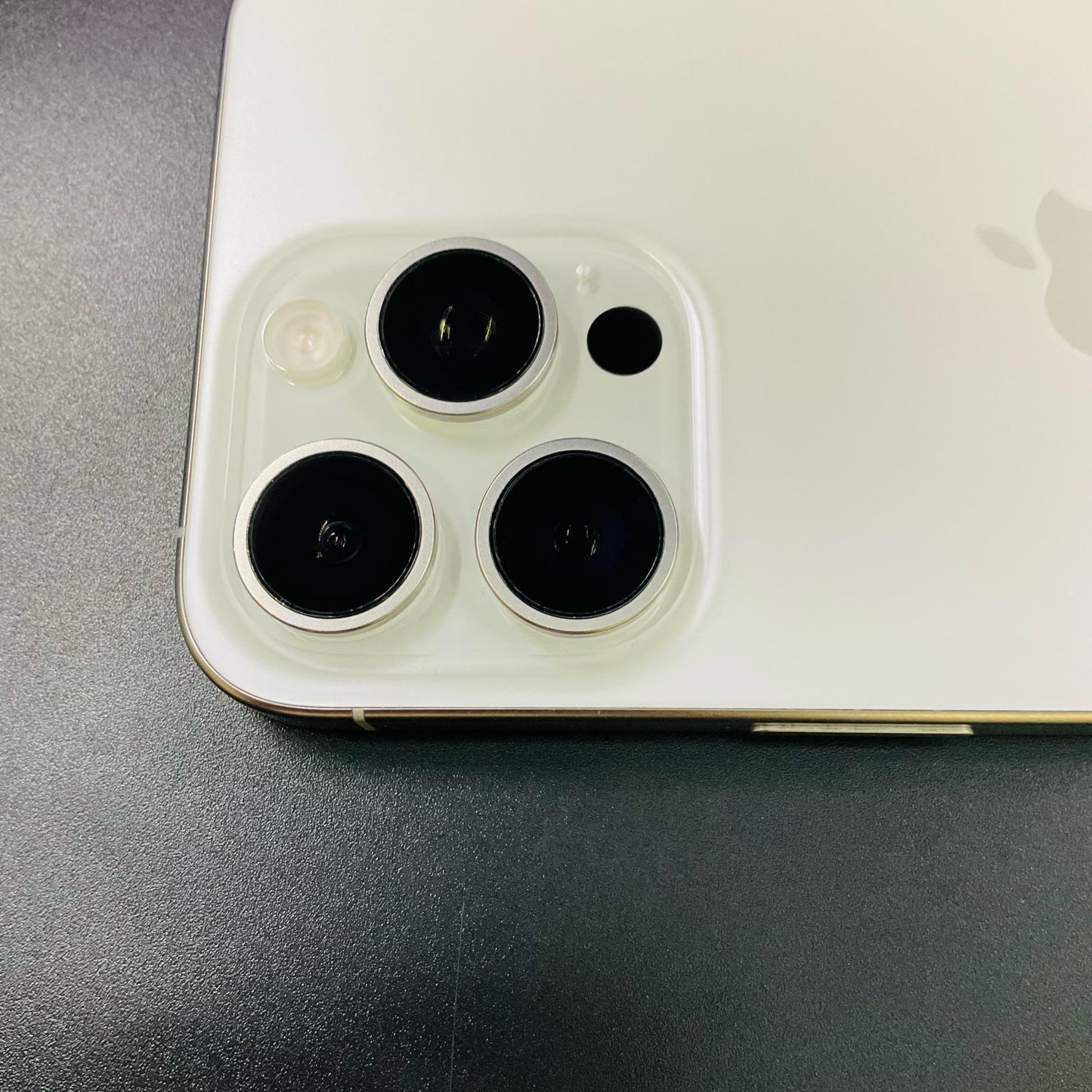 【全額返金保証】【最速発送】Apple iPhone iPhone 15 Pro Max 256GB ホワイトチタニウム docomo SIMフリー 白ロム 美品 動作確認済 88%