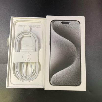 【全額返金保証】【最速発送】Apple iPhone iPhone 15 Pro Max 256GB ホワイトチタニウム docomo SIMフリー 白ロム 美品 動作確認済 88%