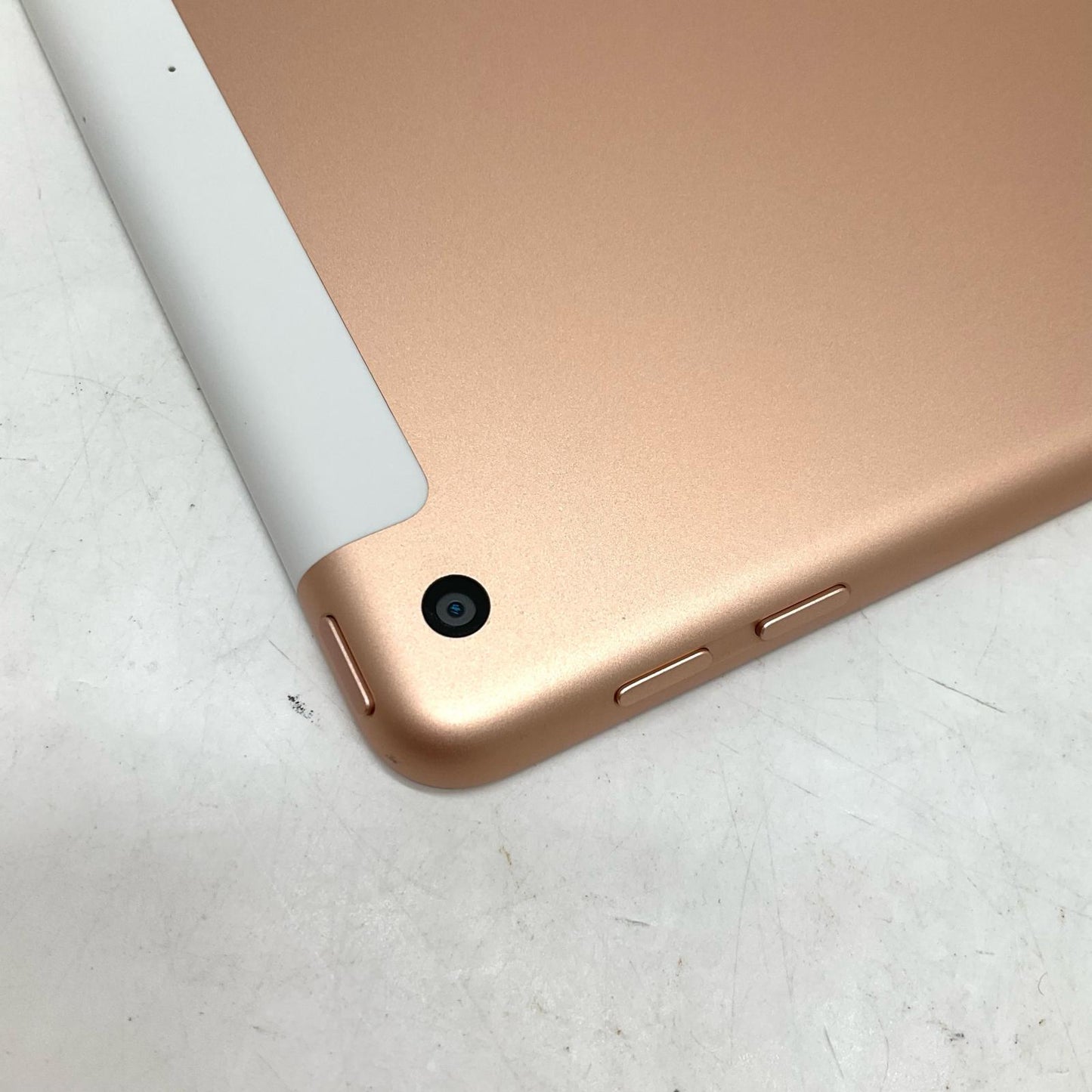 【全額返金保証】【最速発送】Apple iPad iPad 9.7インチ 第6世代 128GB ゴールド WiFi+Cellular docomo 白ロム 美品 動作確認済