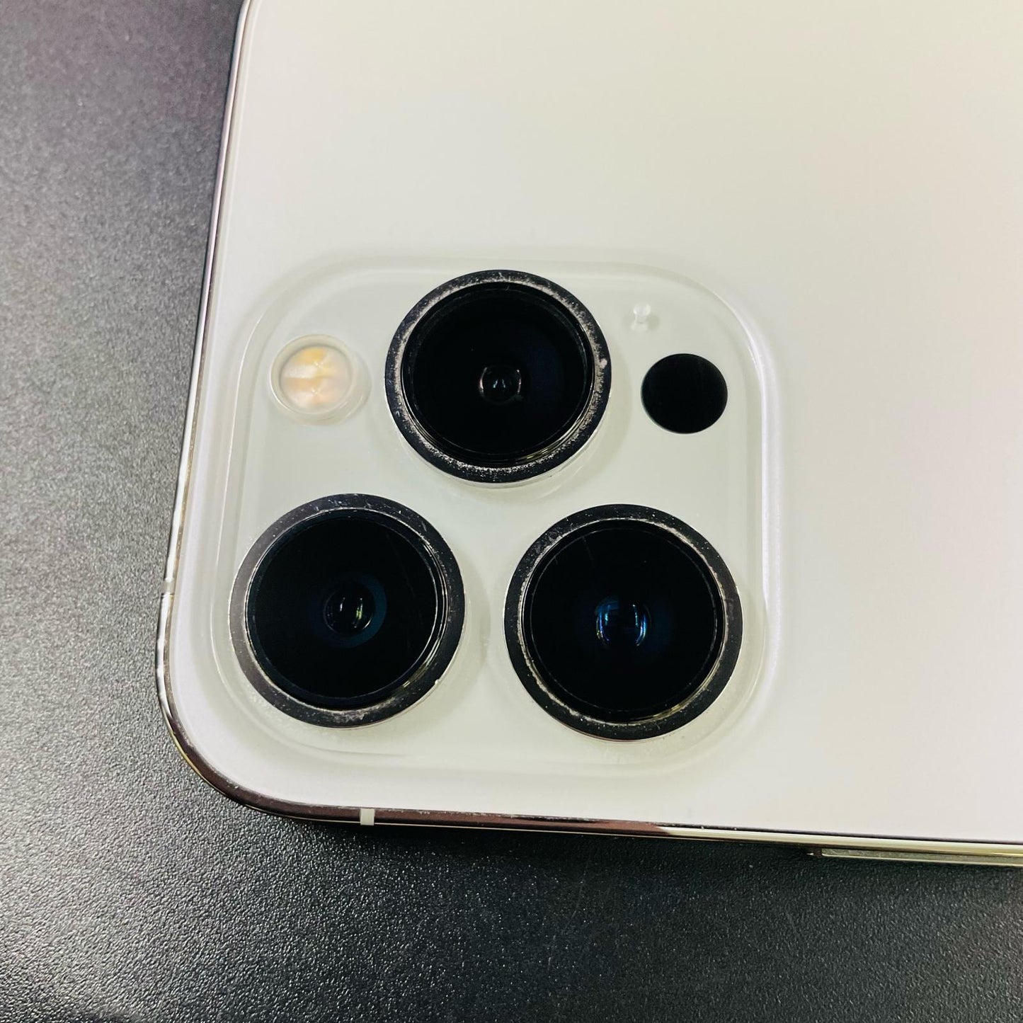 【全額返金保証】【最速発送】Apple iPhone iPhone 13 Pro 128GB シルバー au 白ロム 動作確認済 77%