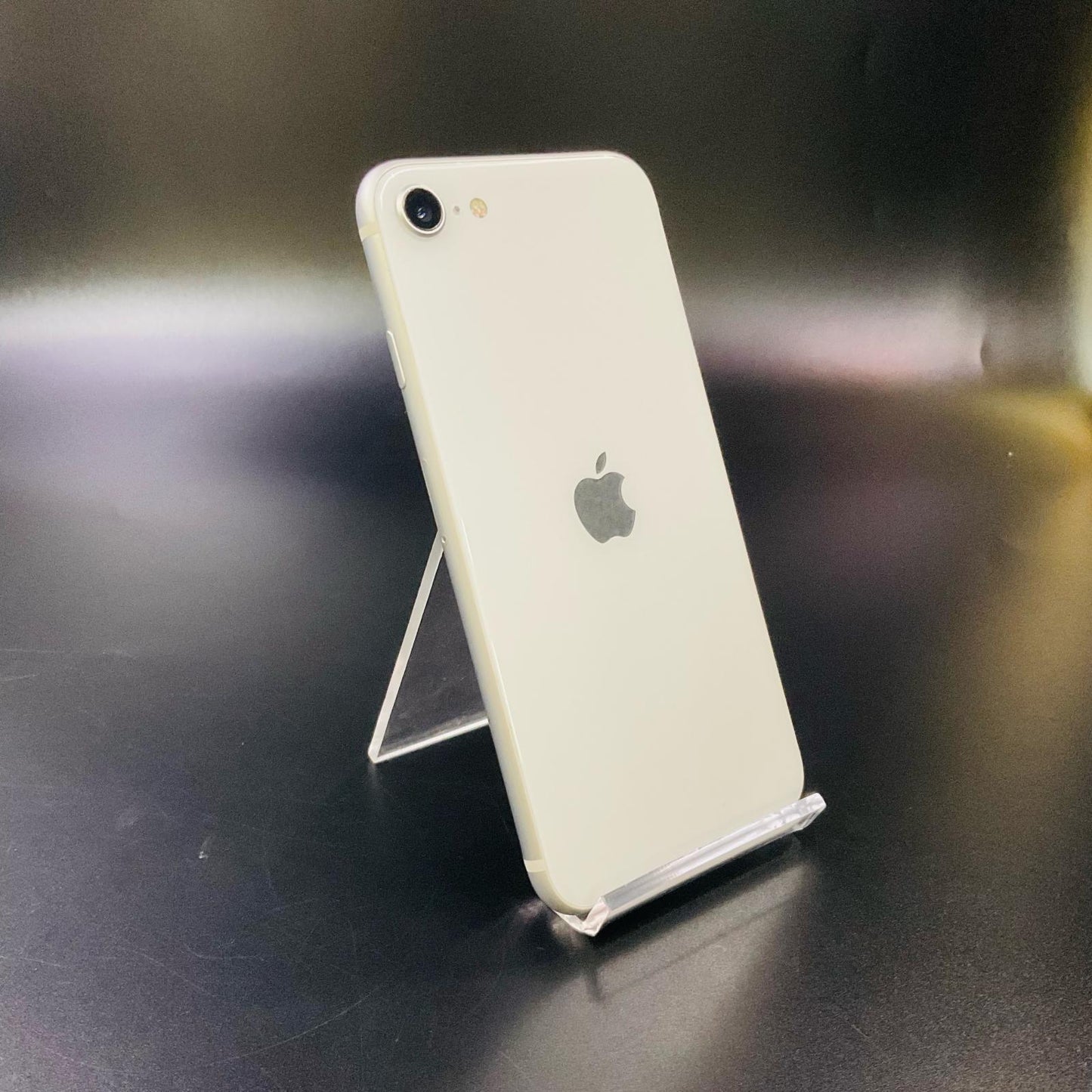 【全額返金保証】【最速発送】Apple iPhone iPhone SE（第2世代） 64GB ホワイト docomo 白ロム 動作確認済 83%