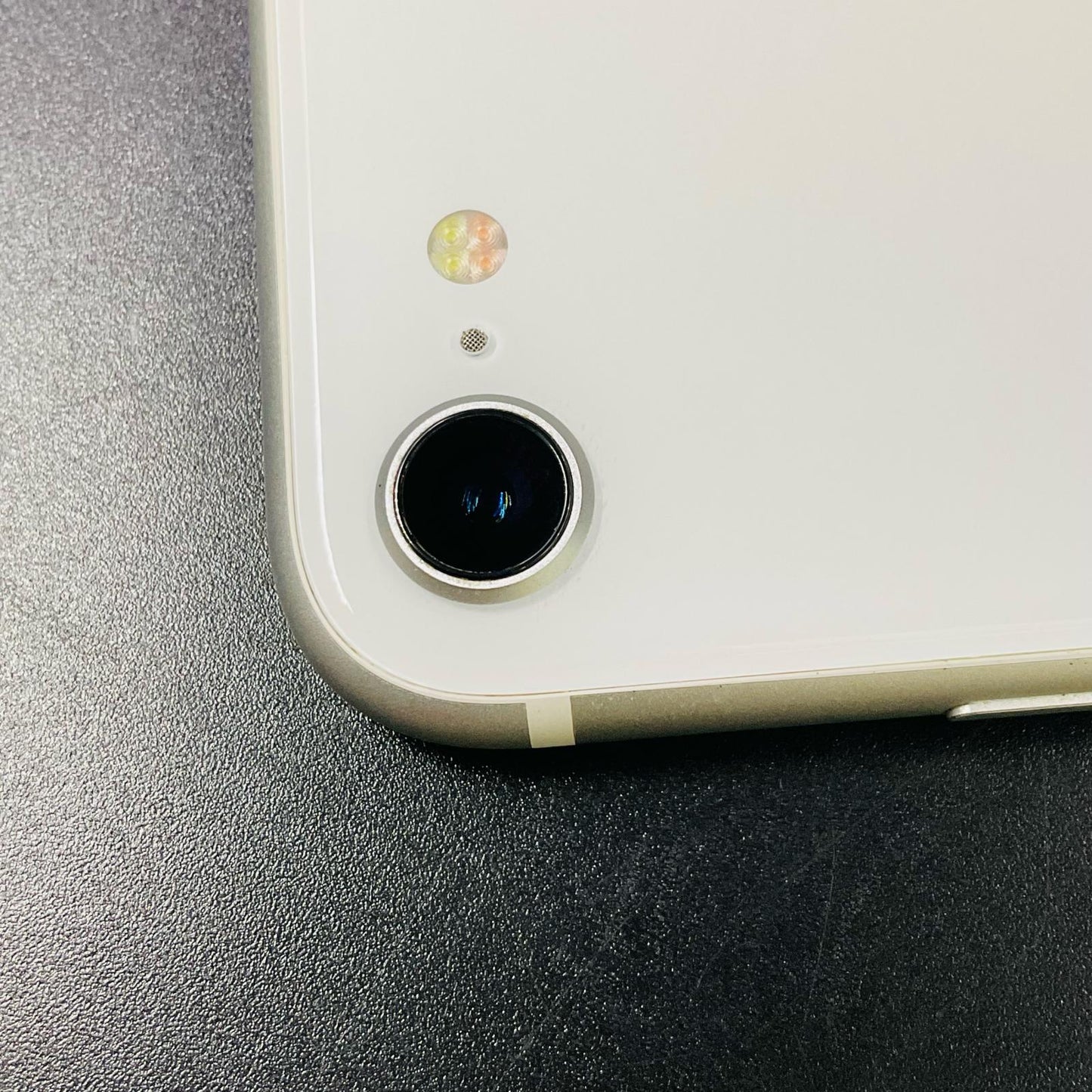 【全額返金保証】【最速発送】Apple iPhone iPhone SE（第2世代） 64GB ホワイト docomo 白ロム 動作確認済 83%